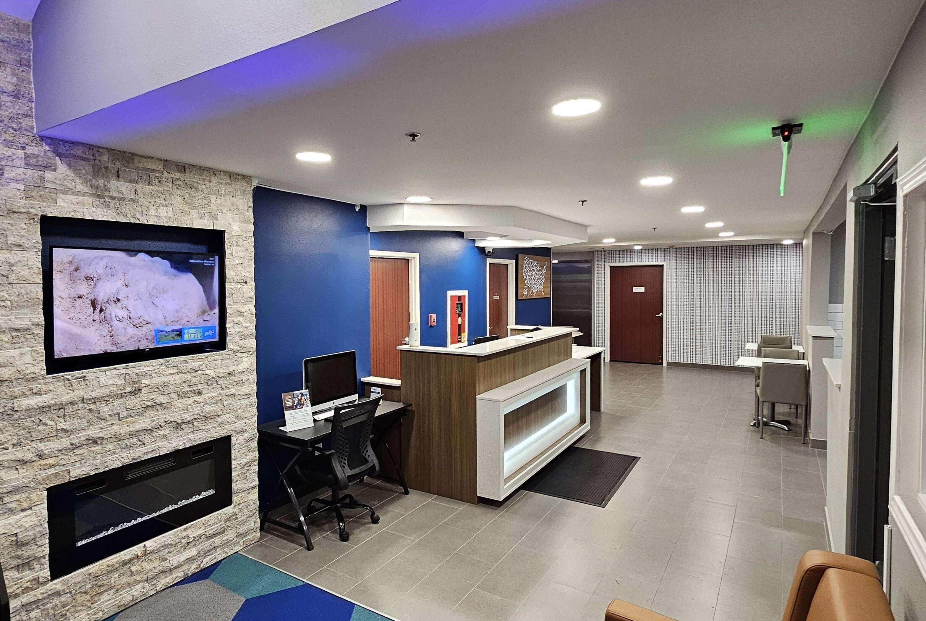 Vista Lobby Microtel Inn & Suites By Wyndham Tulsa East