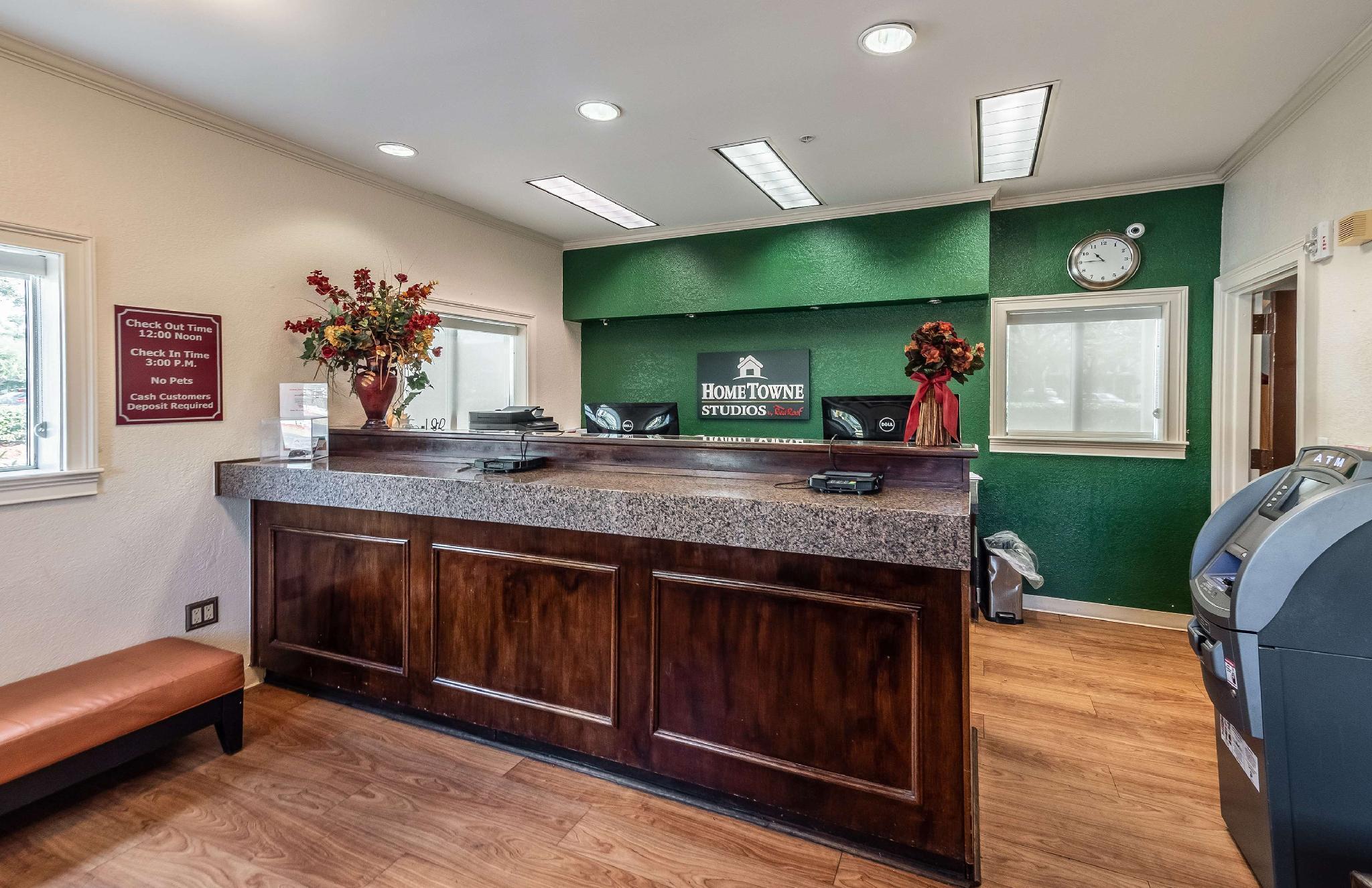 Vista Lobby HomeTowne Studios by Red Roof Orlando South