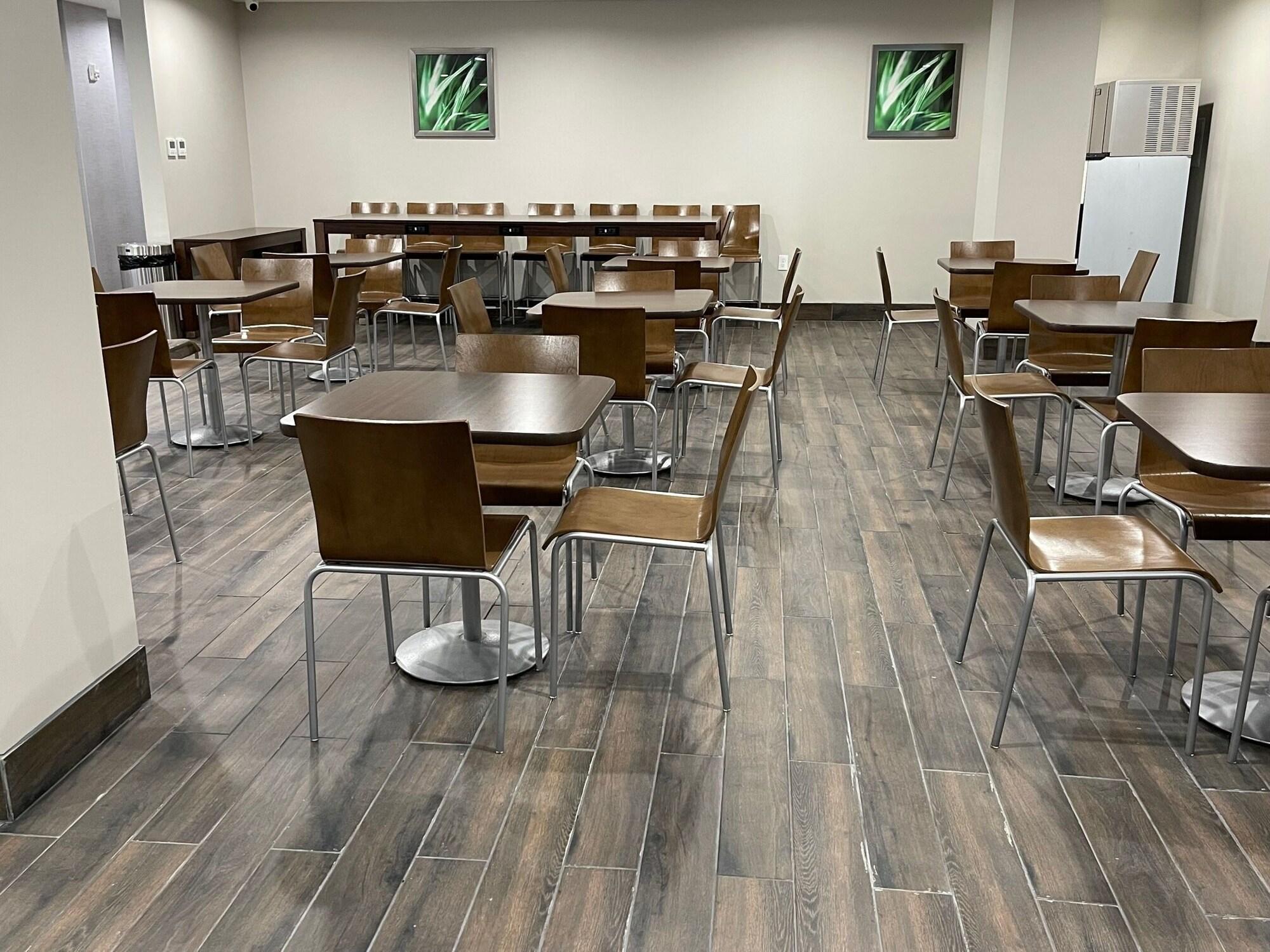 Restaurant Days Inn by Wyndham Bronx NYC