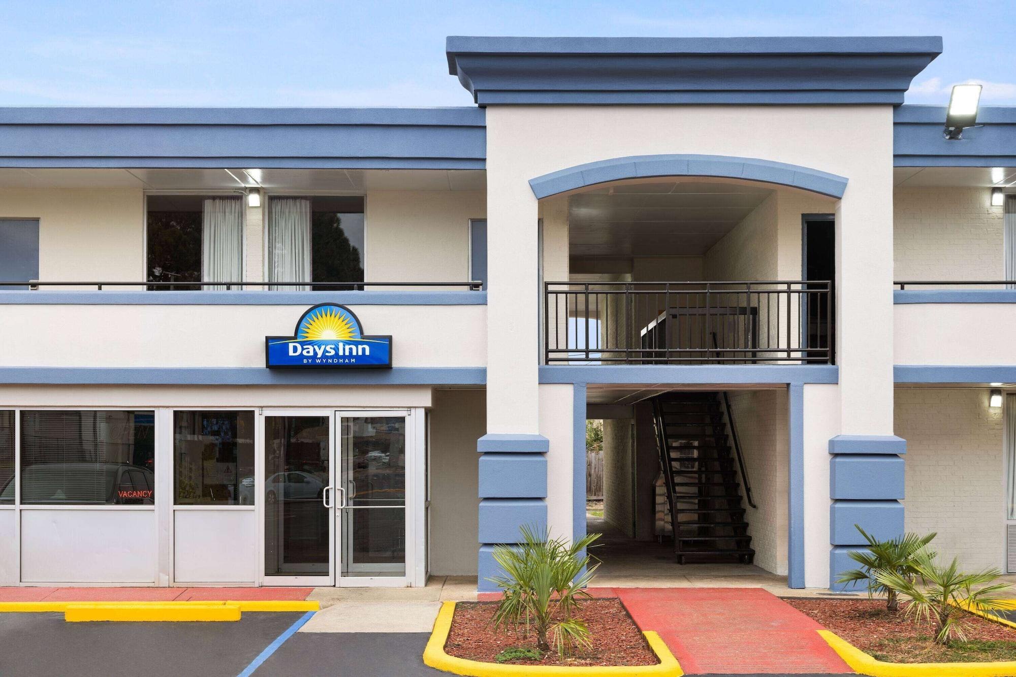 Vista Exterior Days Inn by Wyndham Montgomery I-85