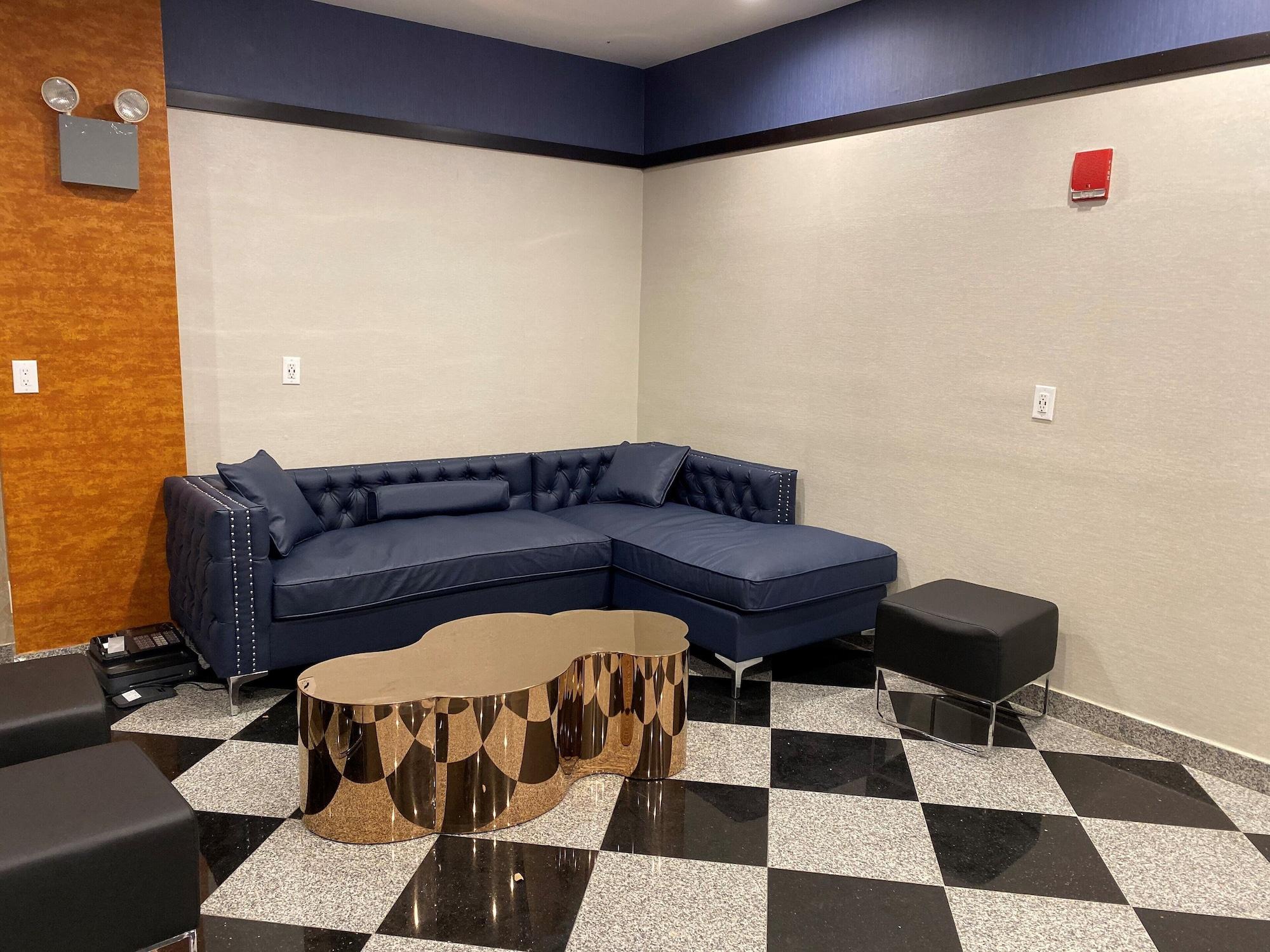 Vista Lobby Hotel Key LaGuardia Airport