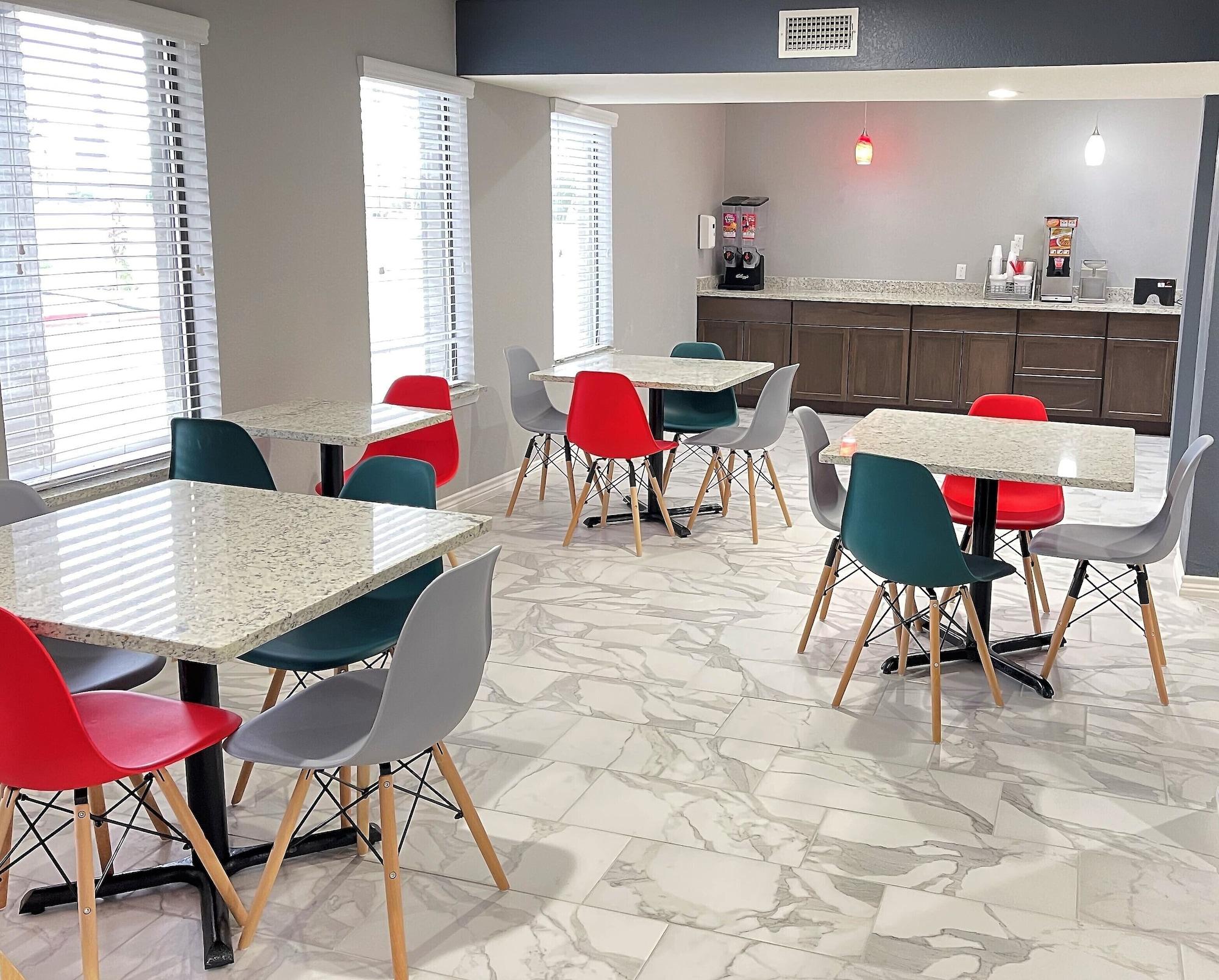 Restaurant Econo Lodge Near Lackland Air Force Base - SeaWorld