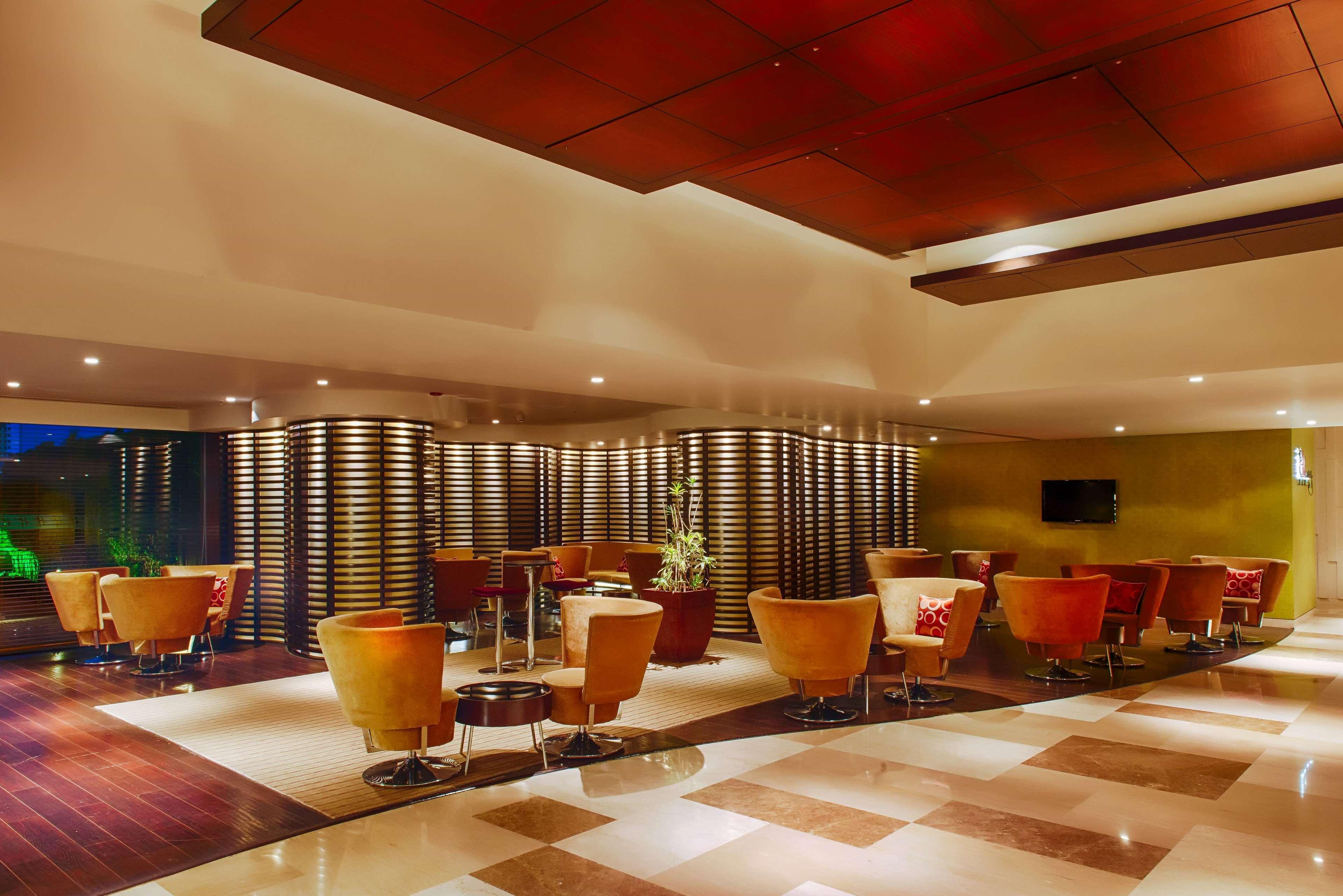 Bar/Salón Ramada Plaza by Wyndham Pune Hinjewadi