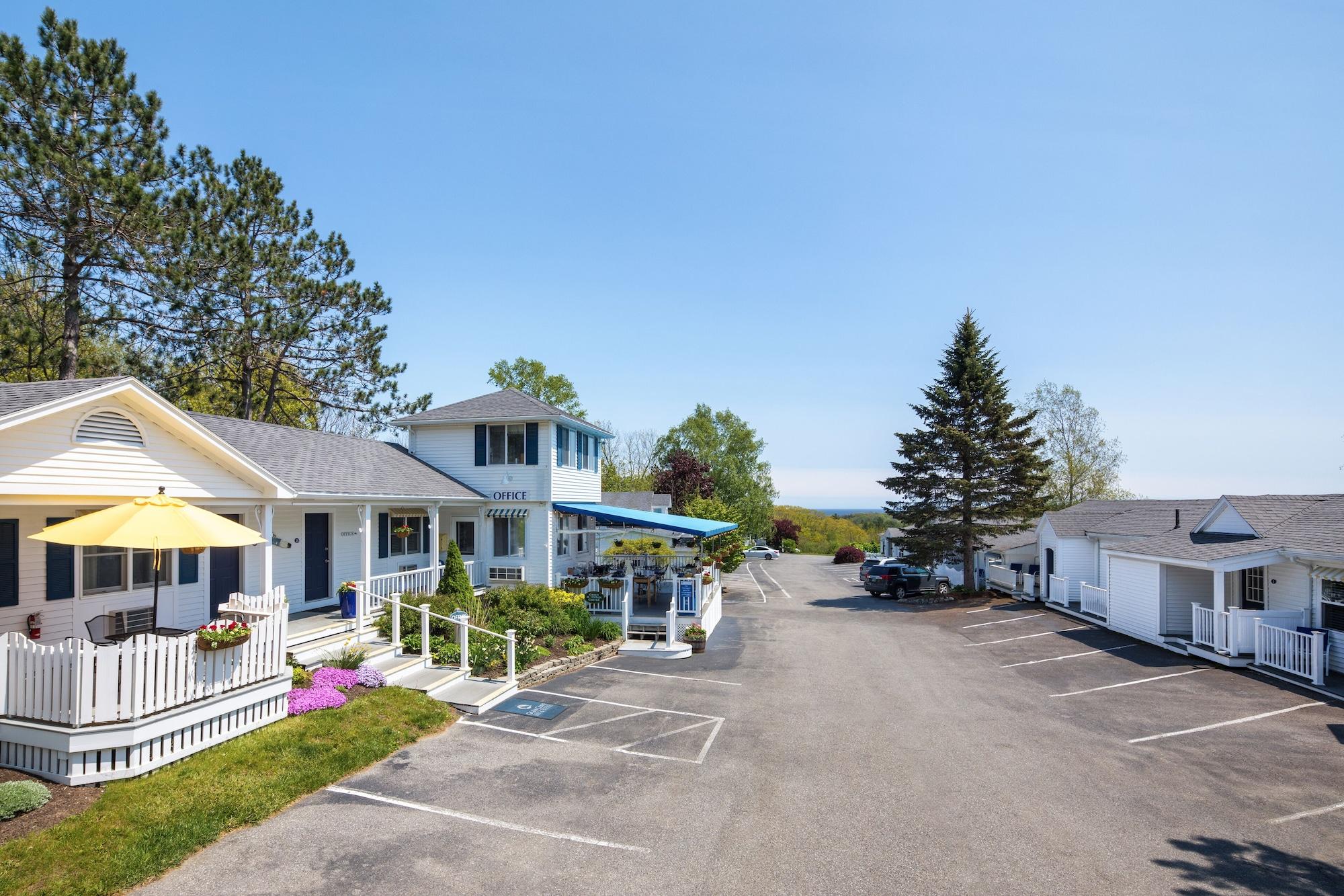 Varios Glen Cove Inn & Suites