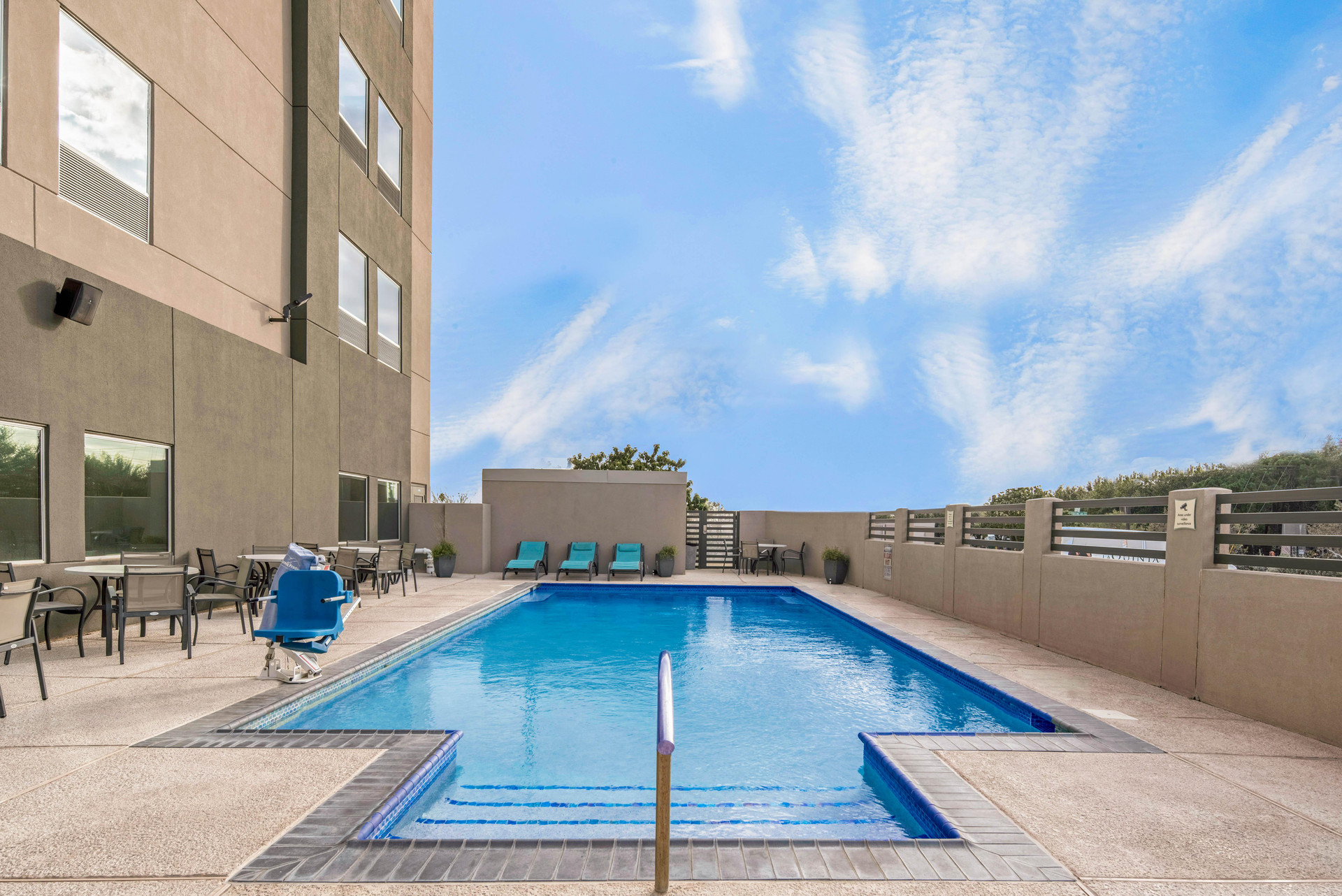 Vista Piscina La Quinta Inn & Suites by Wyndham McAllen La Plaza Mall
