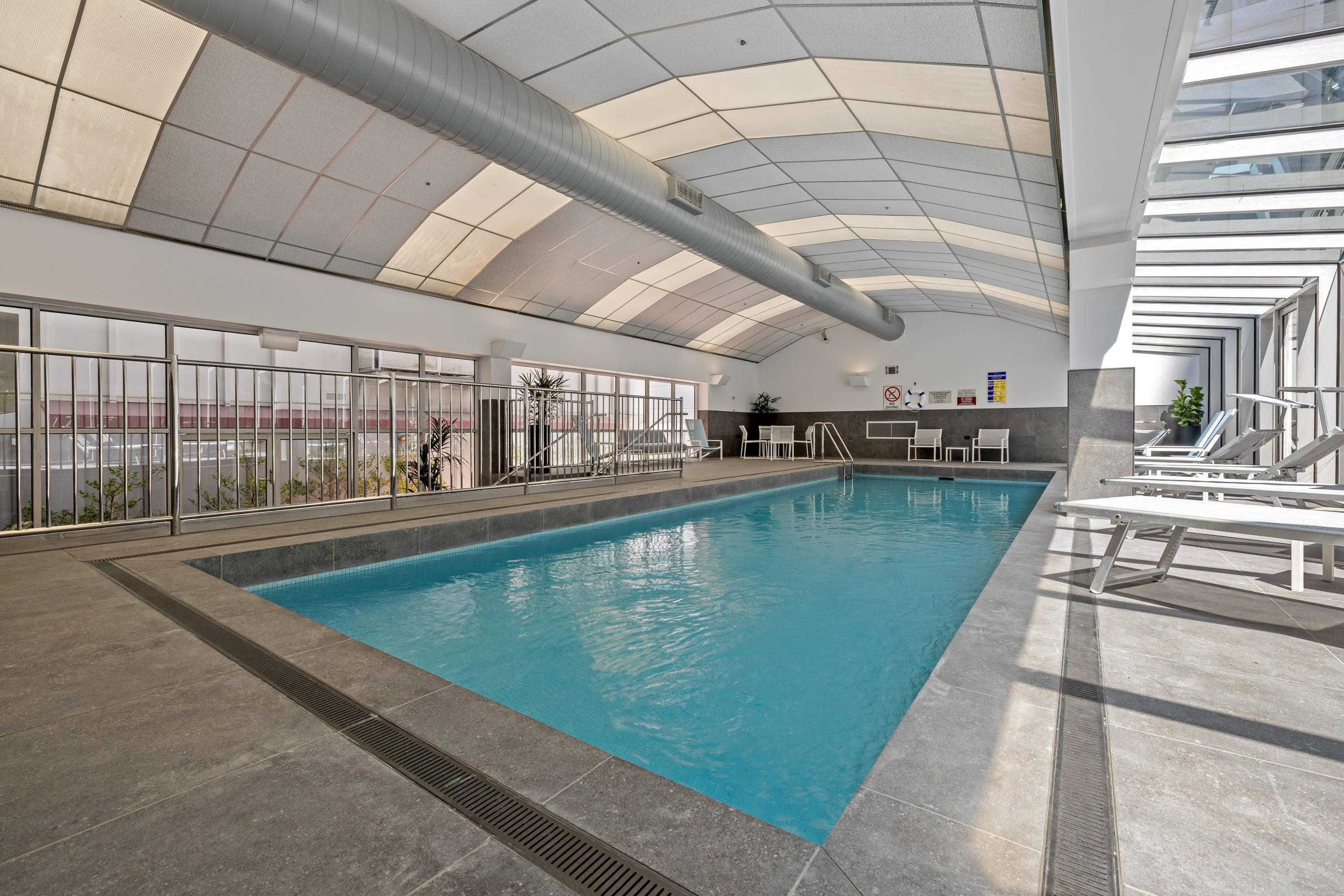Vista da piscina Clarion Suites Gateway