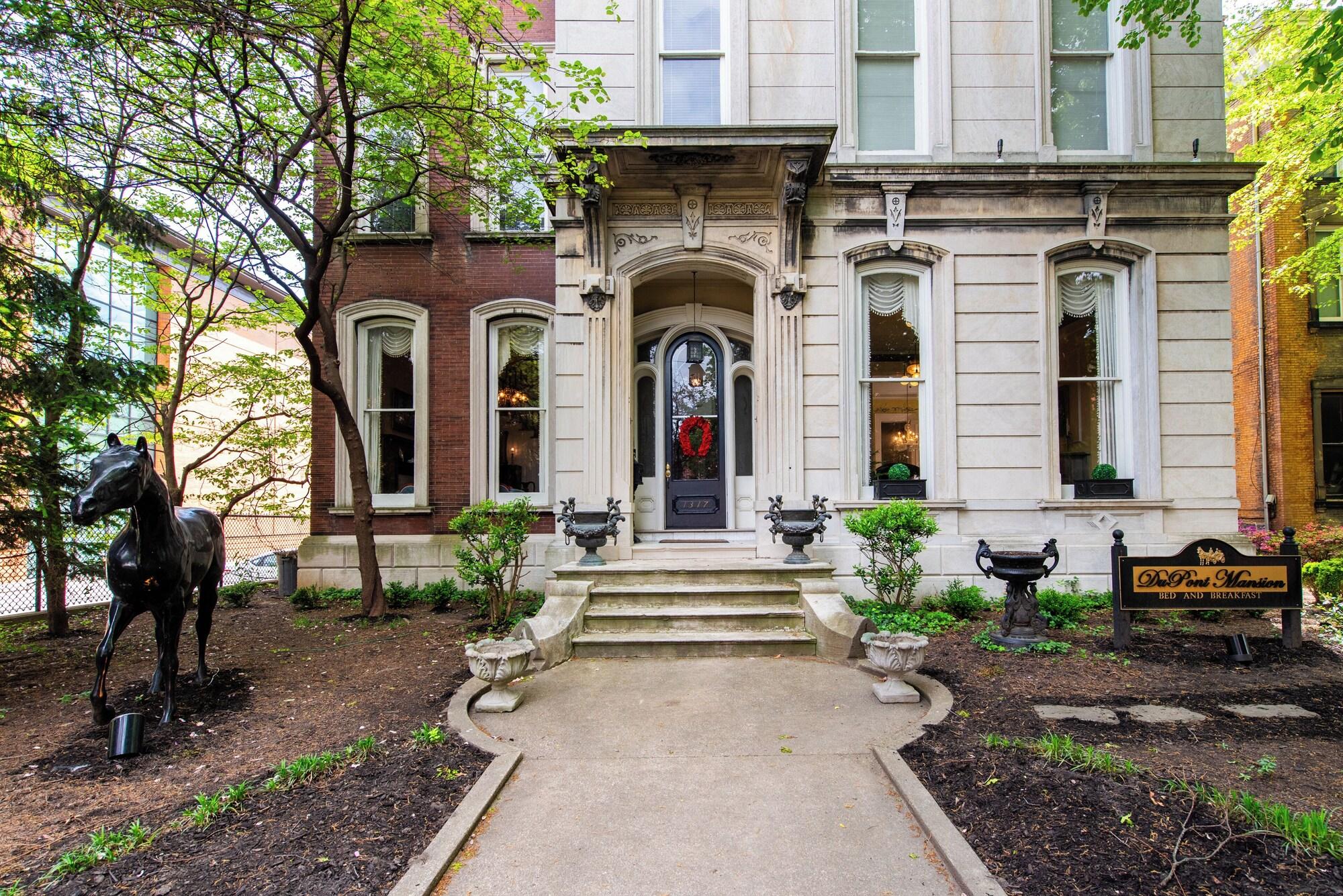 Varios DuPont Mansion Bed & Breakfast