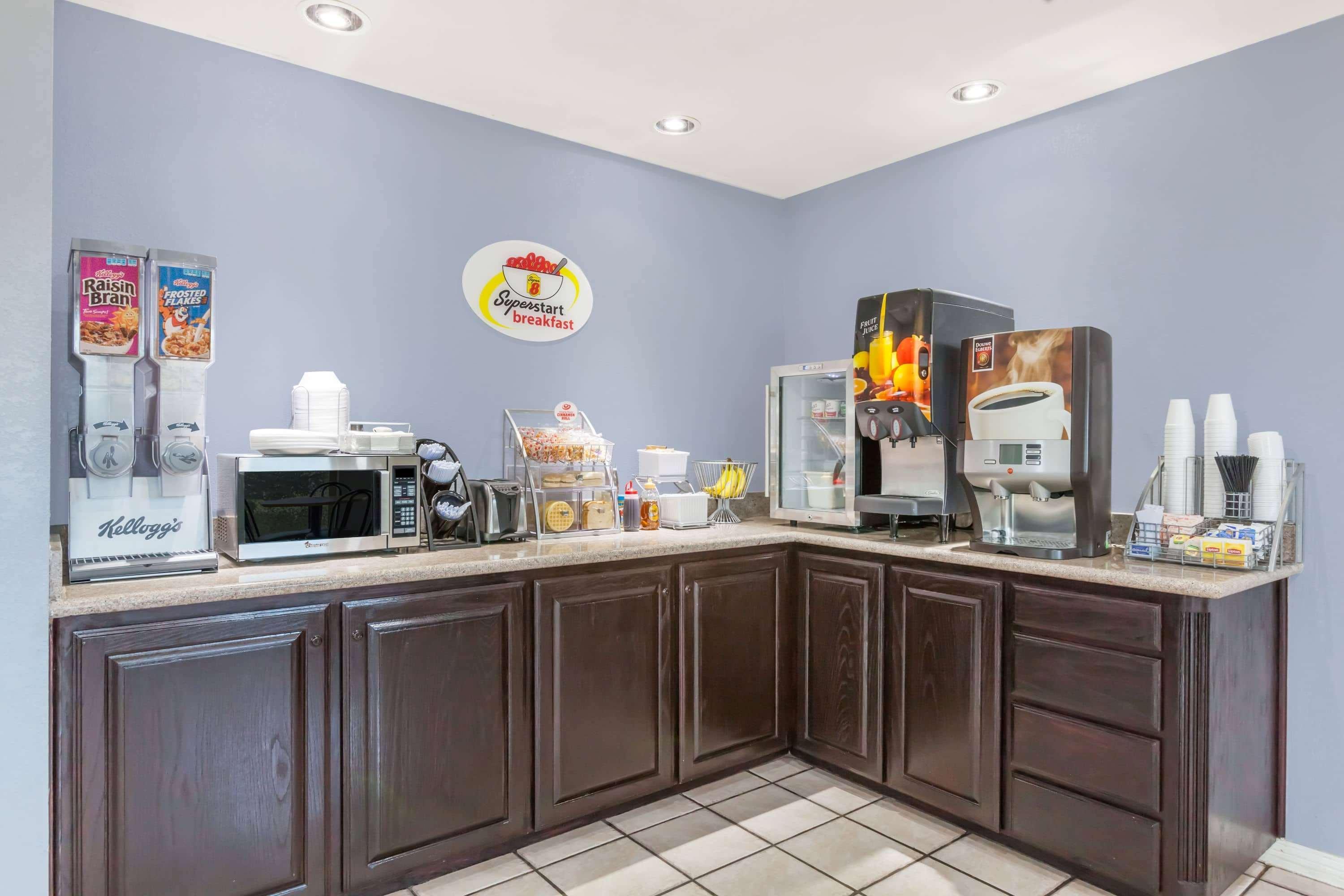 Restaurant Super 8 by Wyndham Cleburne