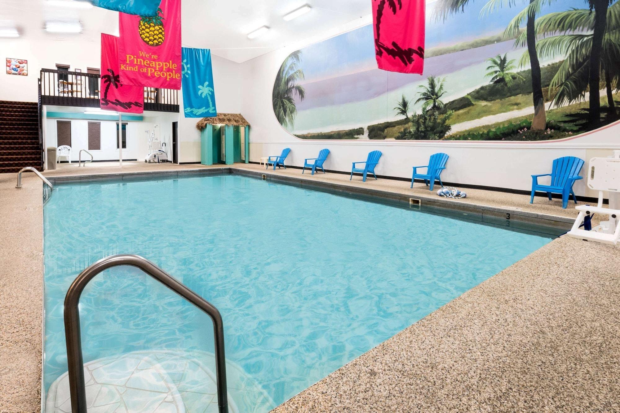 Vista Piscina Super 8 by Wyndham Huron