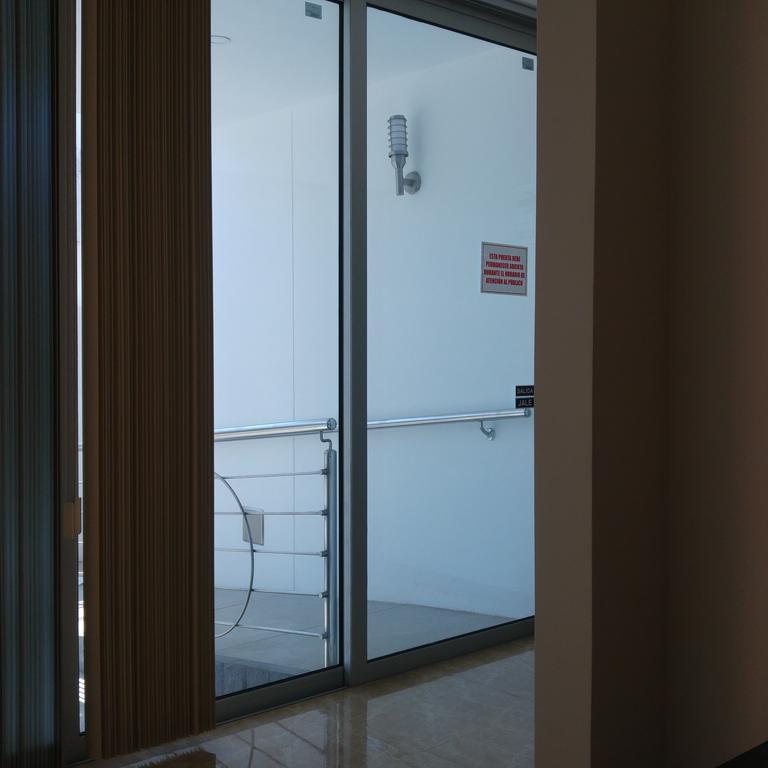 Varios Piano Bar Hotel