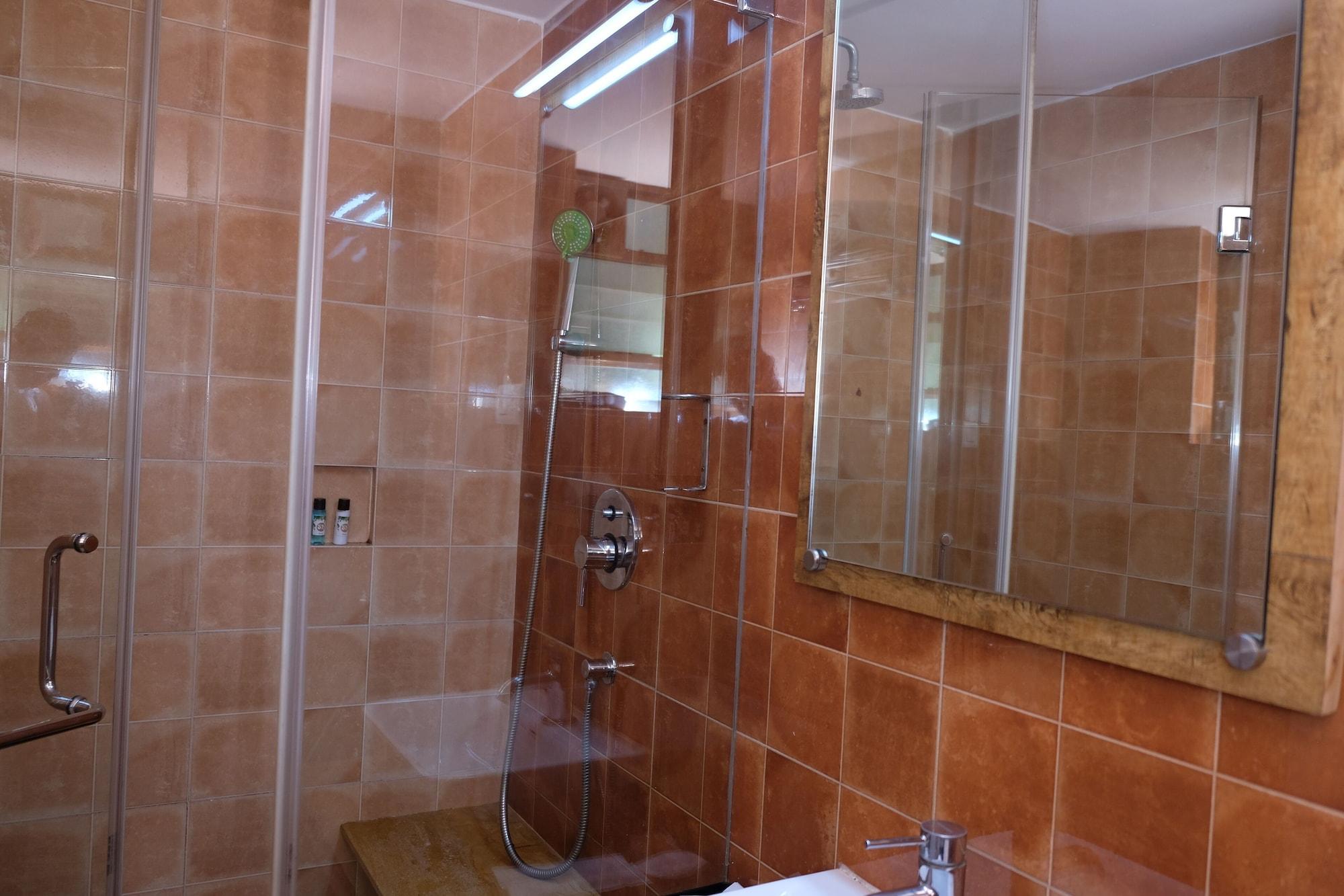 Equipamiento de Habitación Hotel Gopika International