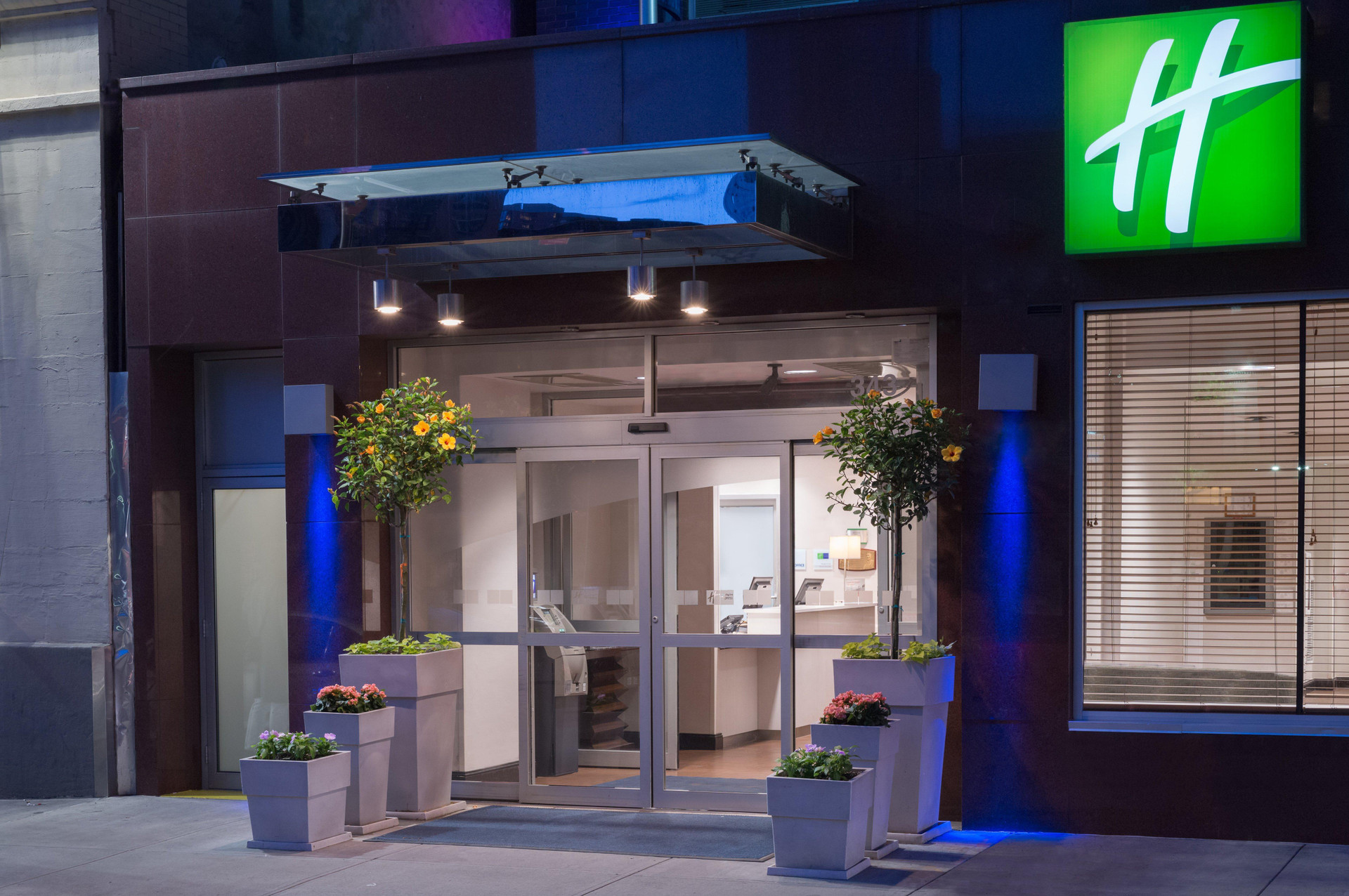 Vista Exterior Holiday Inn Express New York City Times Square by IHG