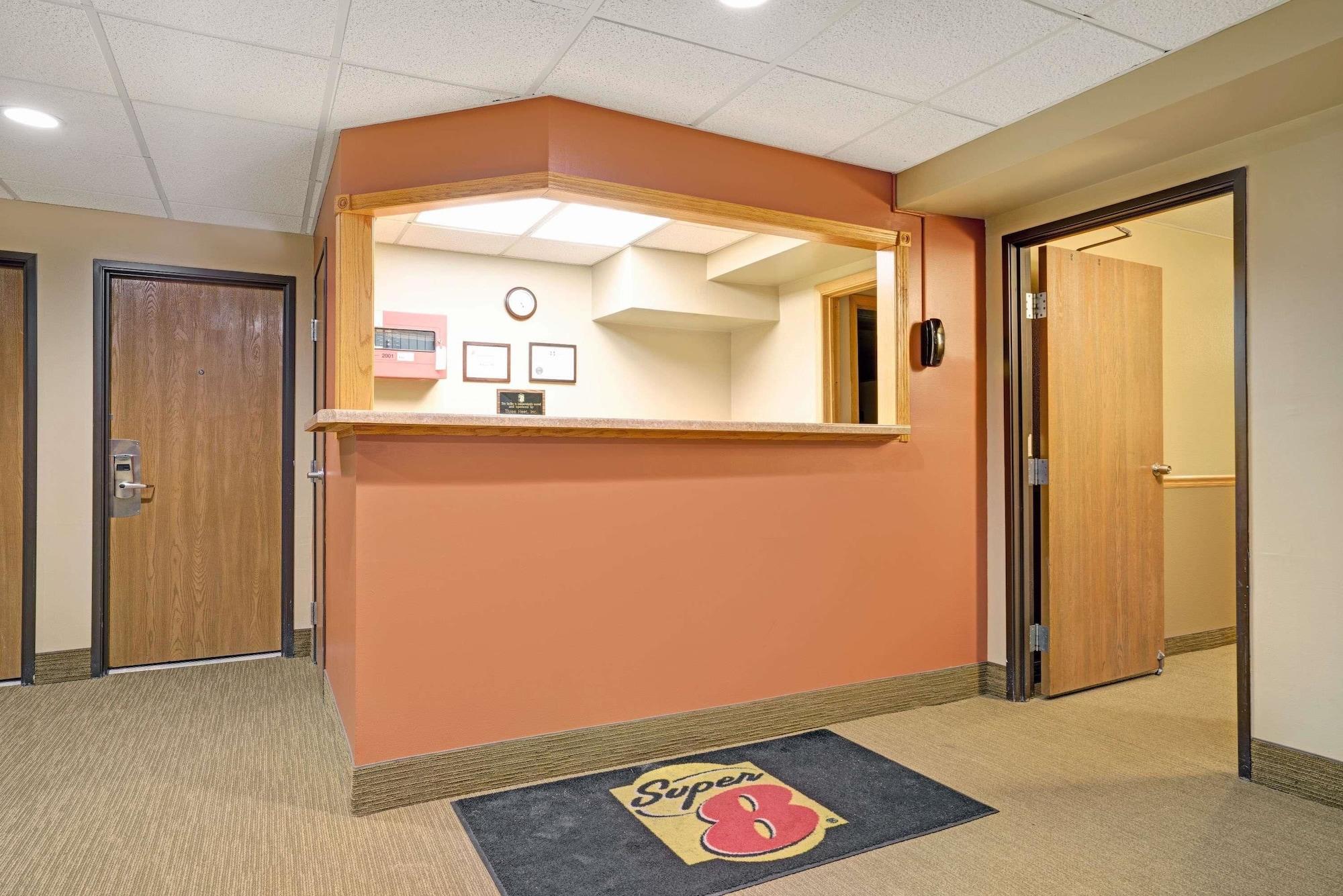 Vista Lobby Super 8 by Wyndham Melrose