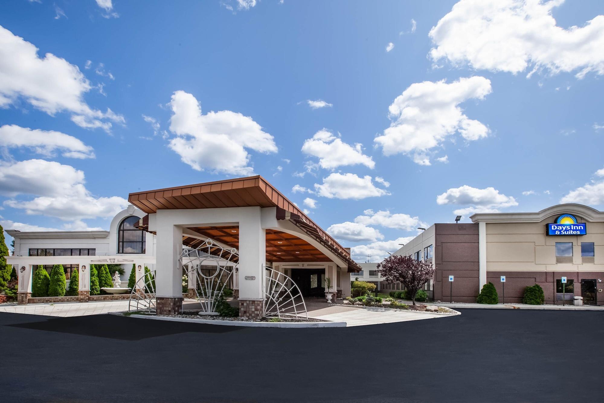 Vista Exterior Days Inn & Suites by Wyndham Rochester Hills MI