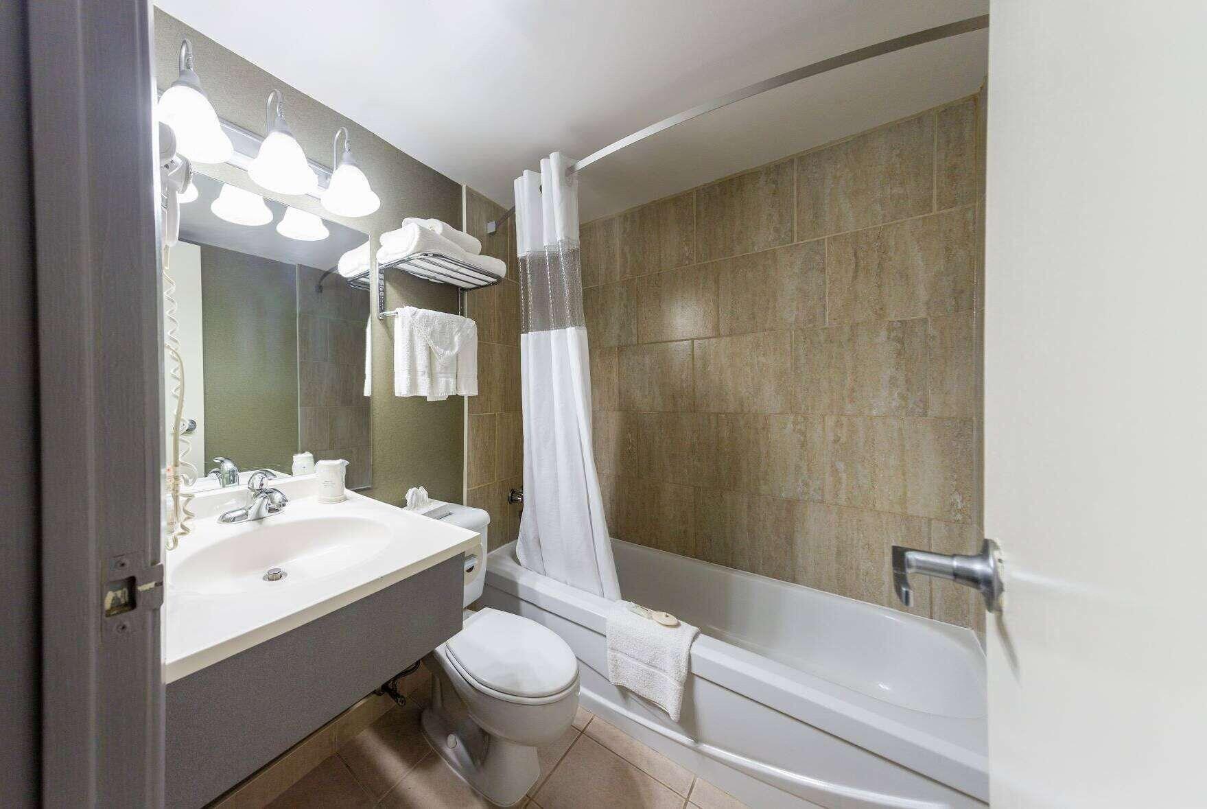 Equipamiento de Habitación Days Inn by Wyndham Fallsview
