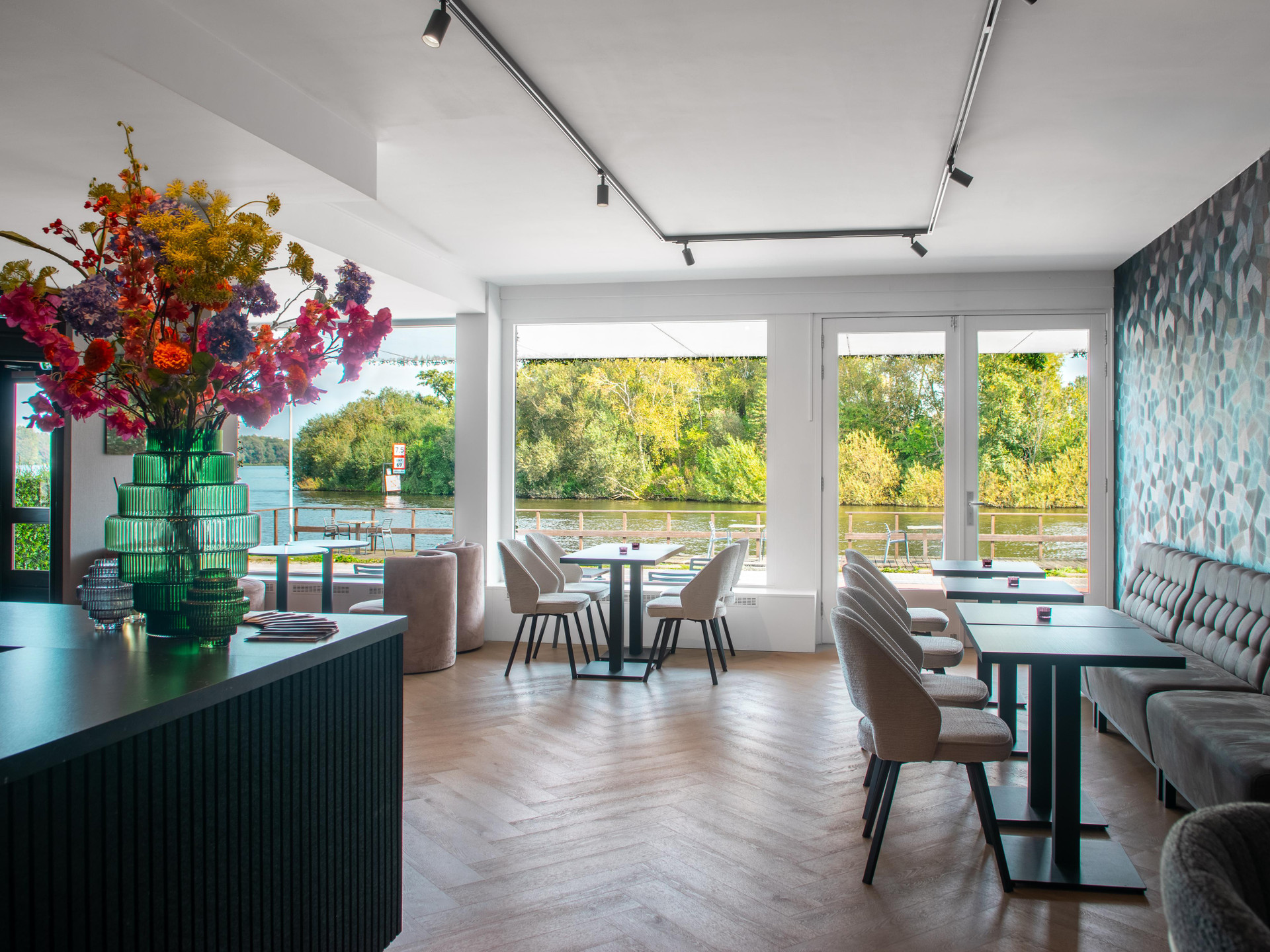 Varios Amsterdam Lake Hotel