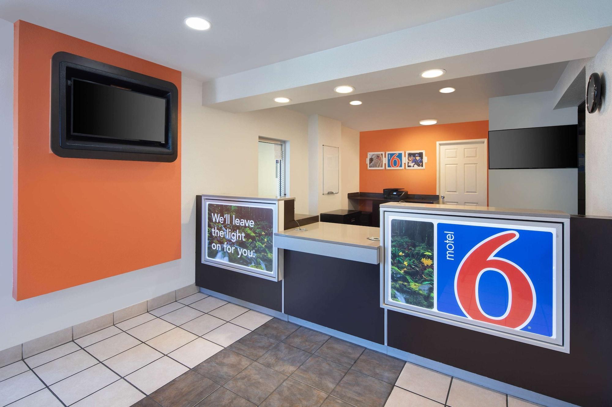Vista Lobby Motel 6 Woodland, CA – Sacramento Airport
