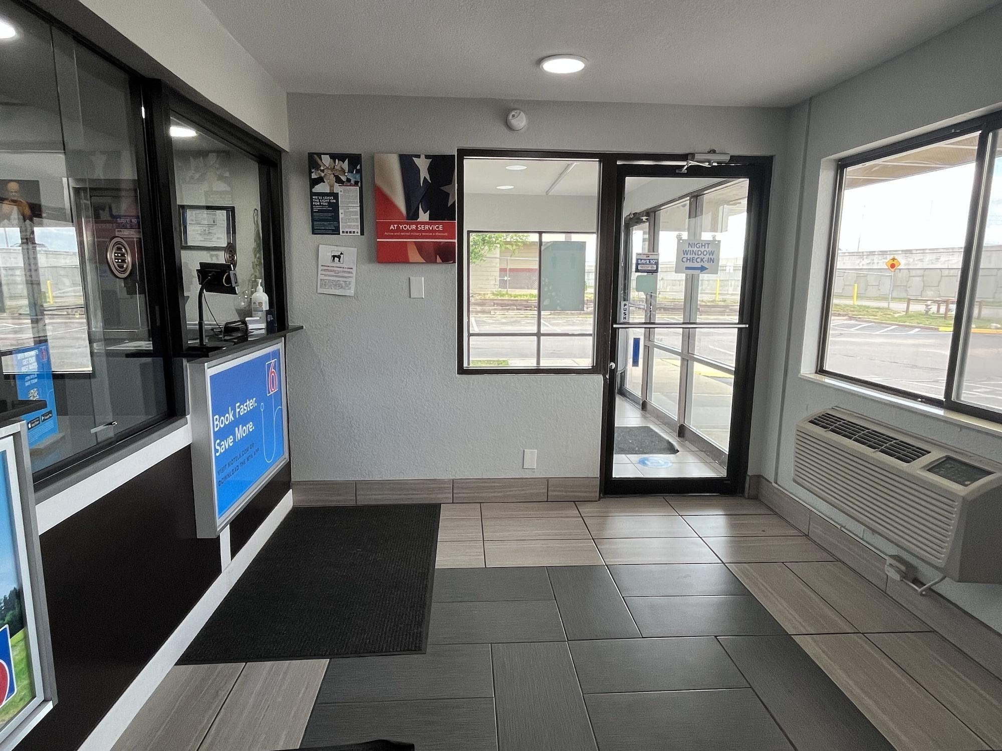 Vista Lobby Motel 6 Wichita, KS