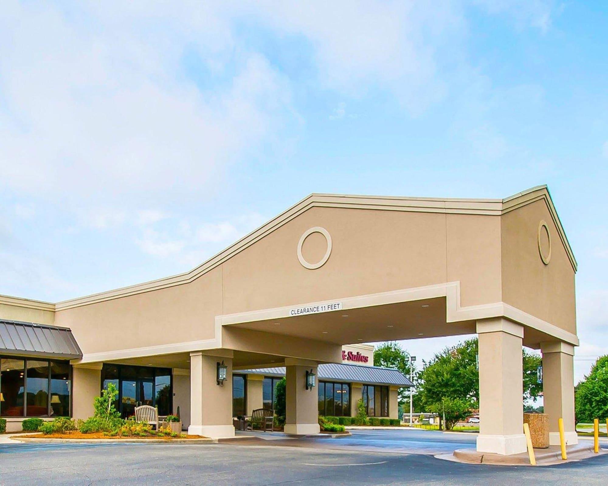 Vista Exterior Clarion Inn & Suites Dothan South
