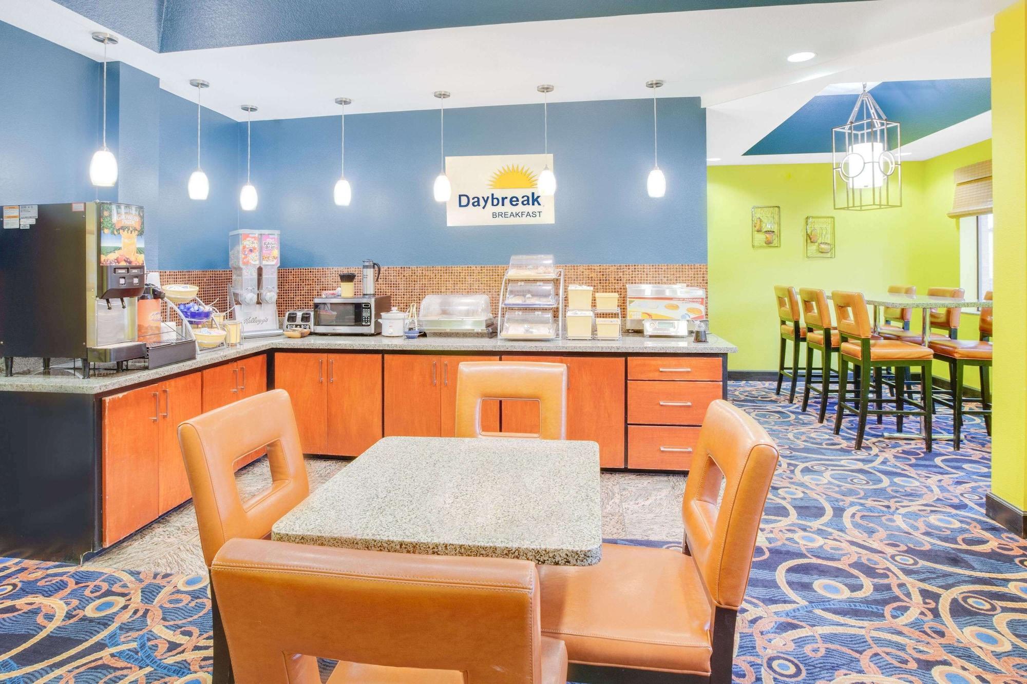 Restaurant Days Inn & Suites by Wyndham Russellville