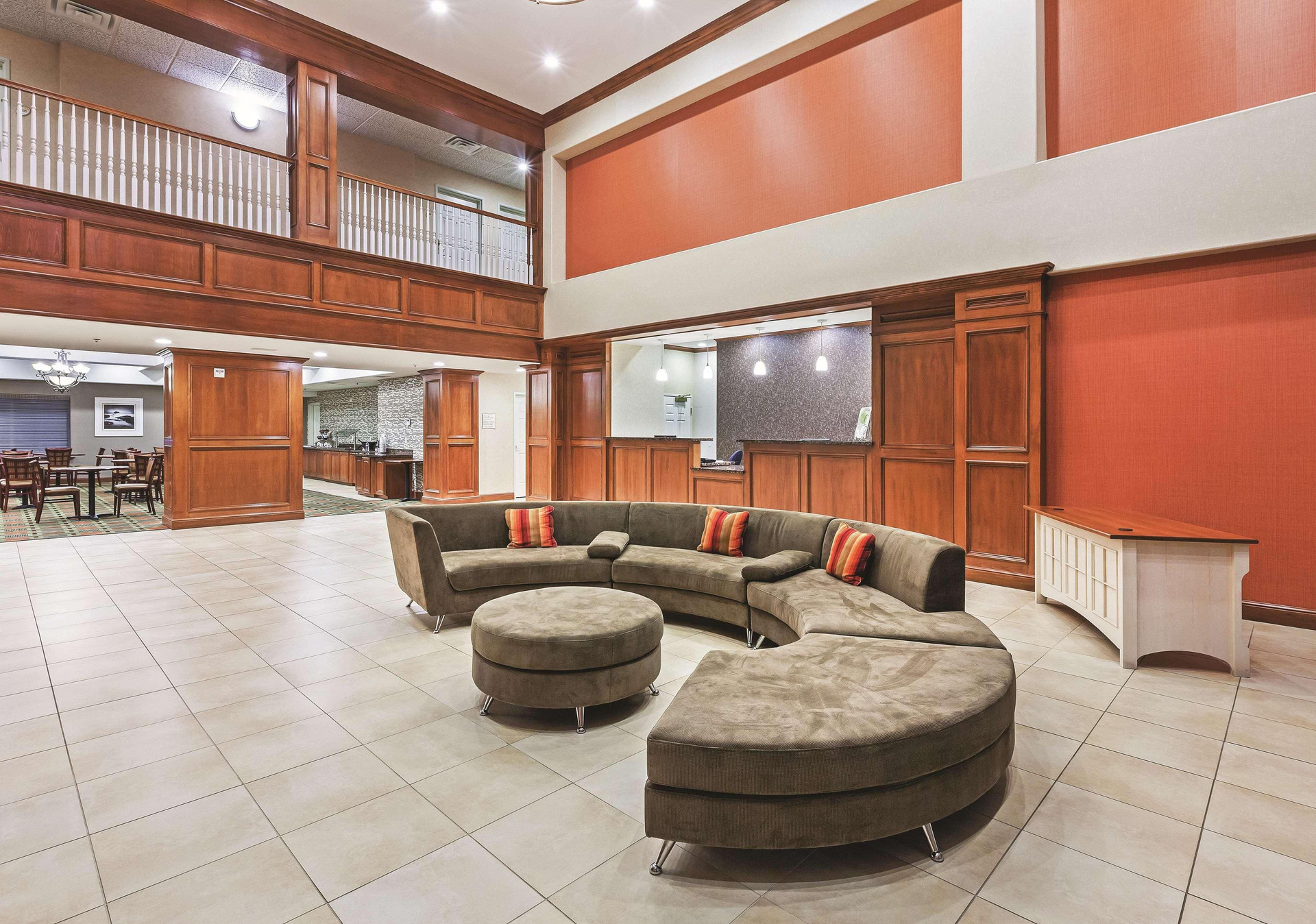 Vista Lobby La Quinta Inn & Suites by Wyndham Longview North