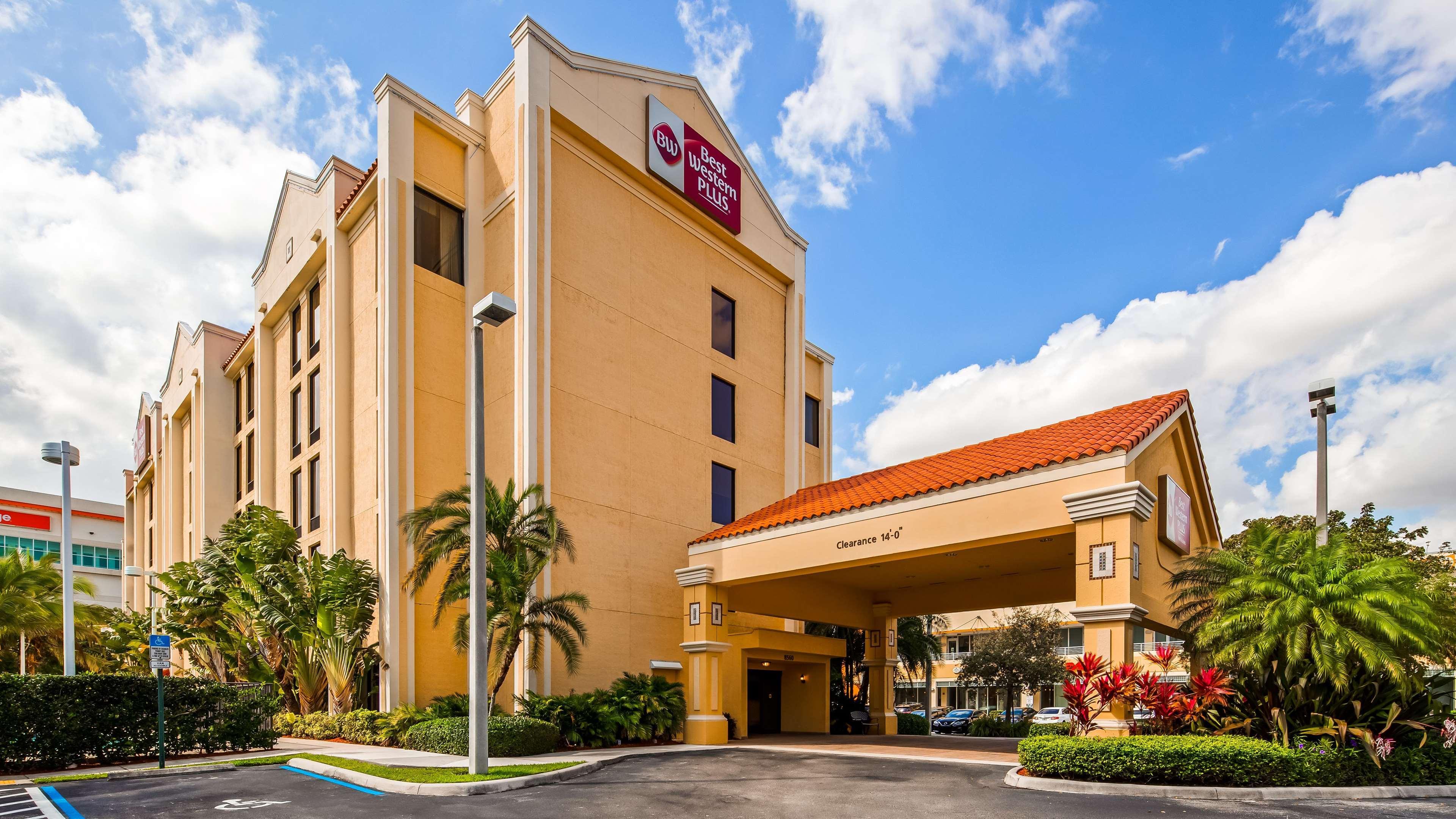 Vista Exterior Best Western Plus Kendall Hotel & Suites