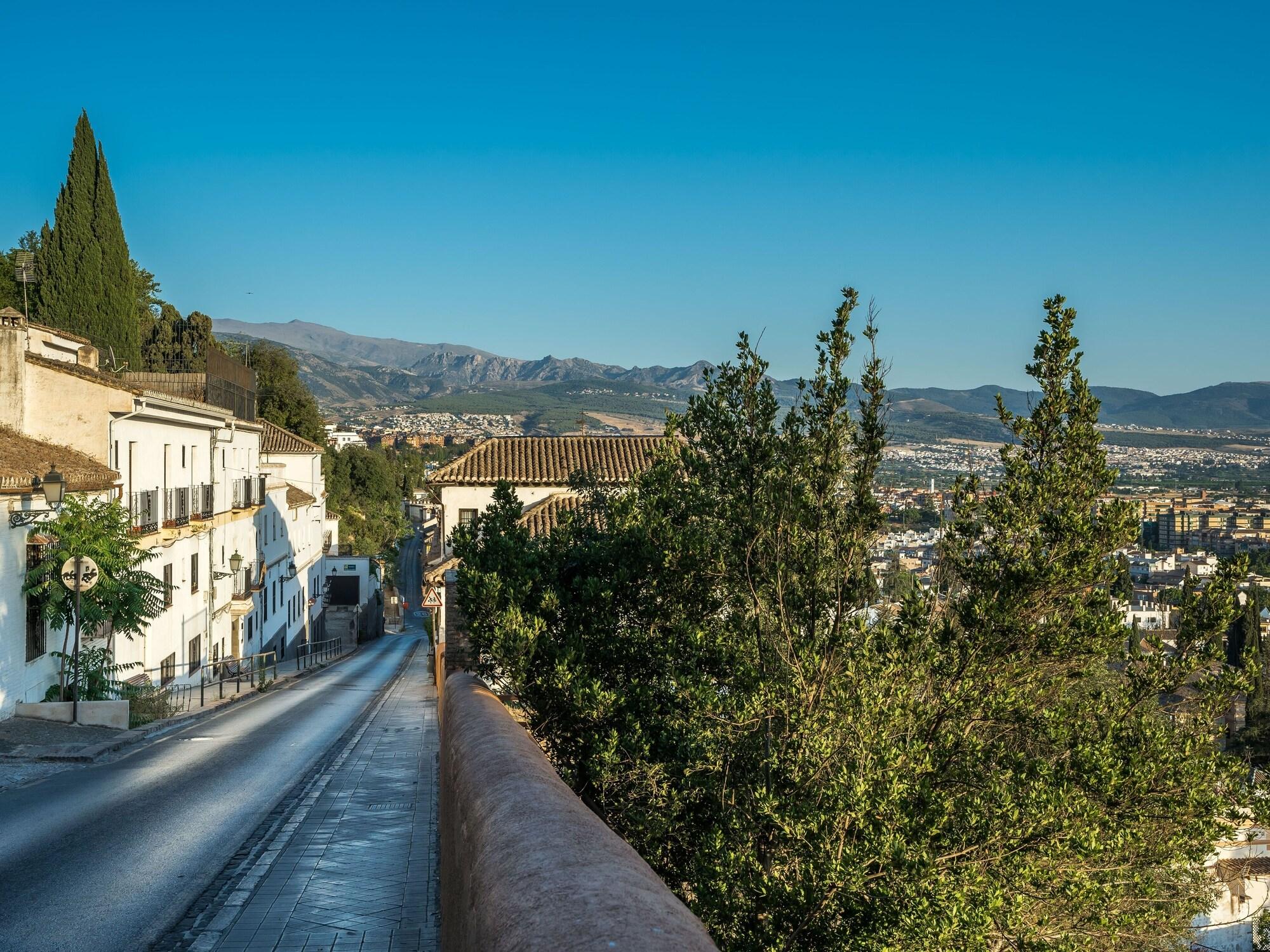 Vista Exterior Limehome Granada Calle Sta. Ana