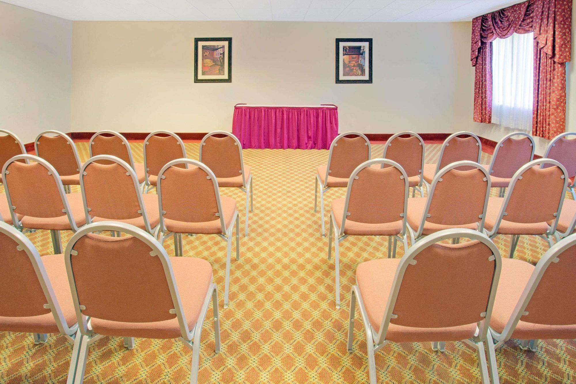 Sala de Reuniones Days Inn & Suites by Wyndham Laurel Near Fort Meade