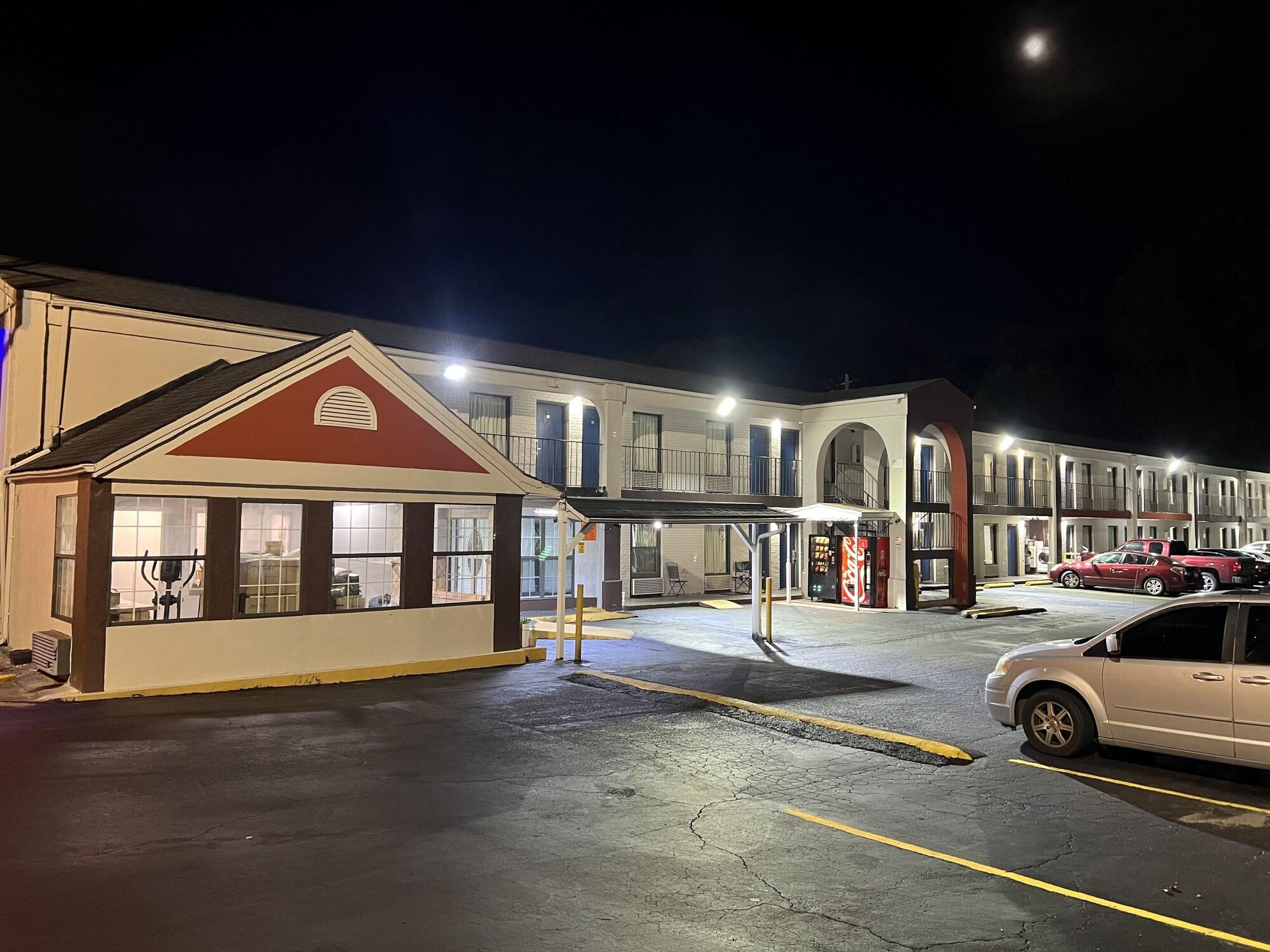 Vista Exterior Deluxe INN  Augusta