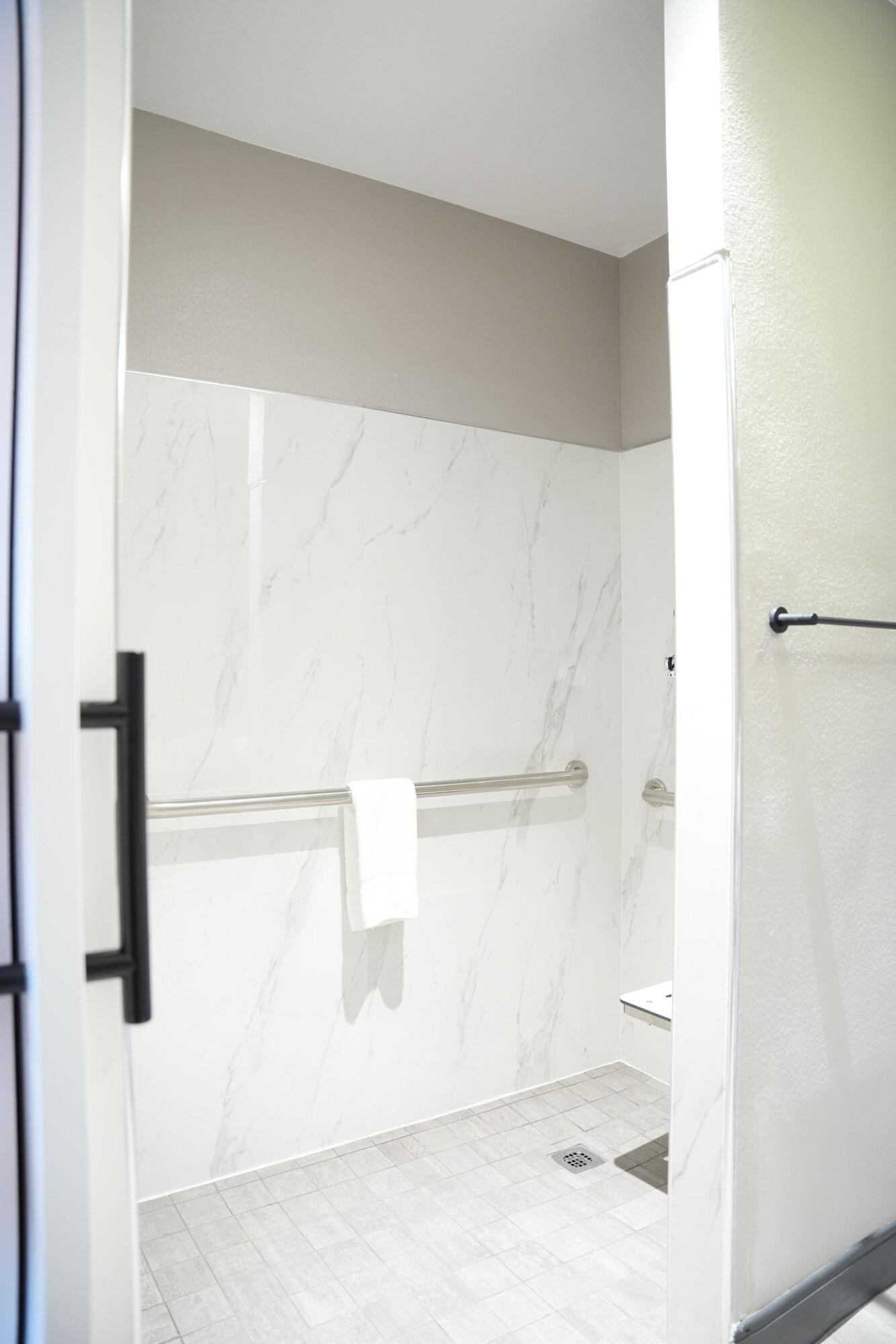 Equipamiento de Habitación Studio 6 Suites – Stockton, CA – Waterfront