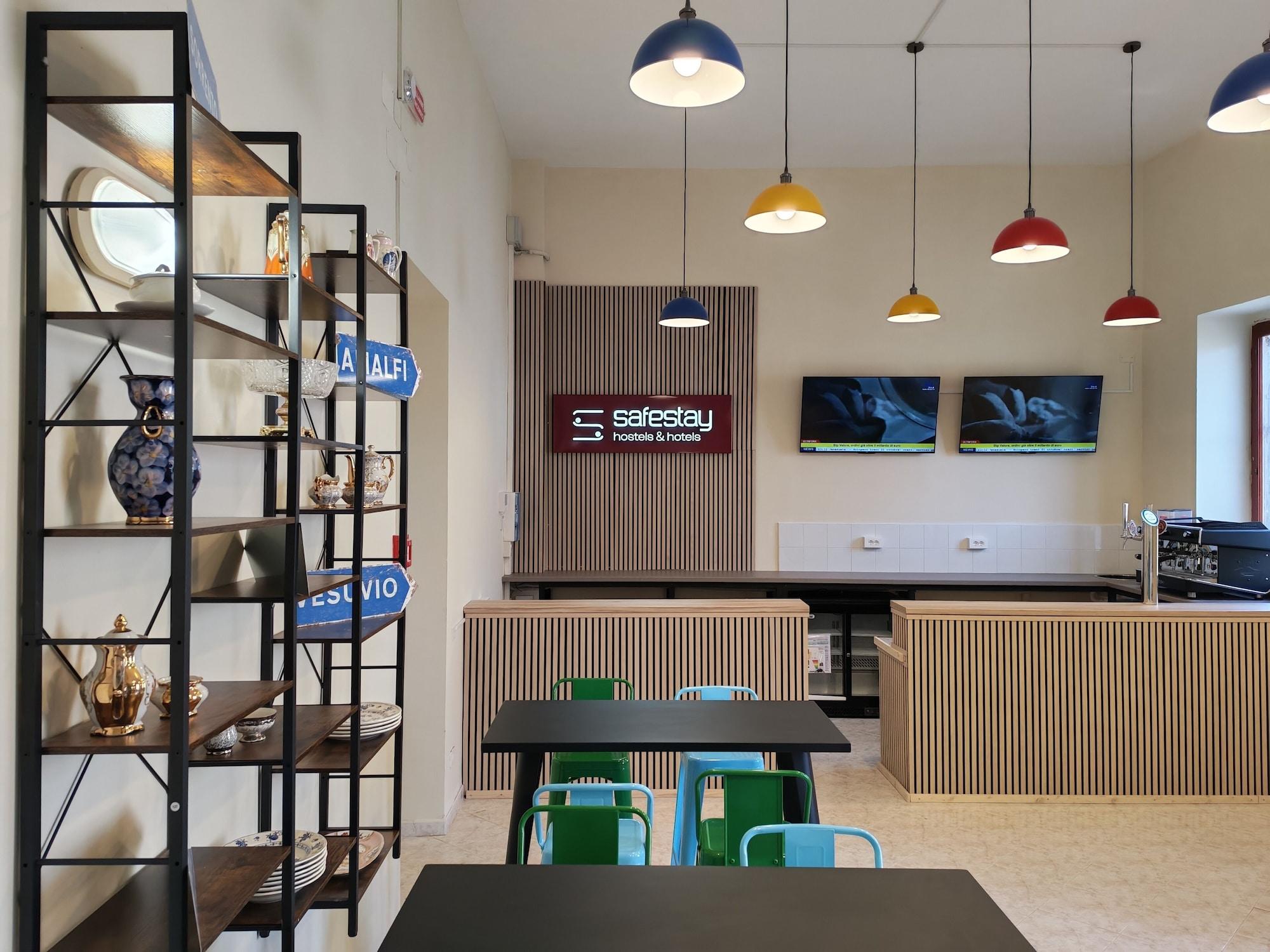 Bar/Salón Safestay Naples Materdei