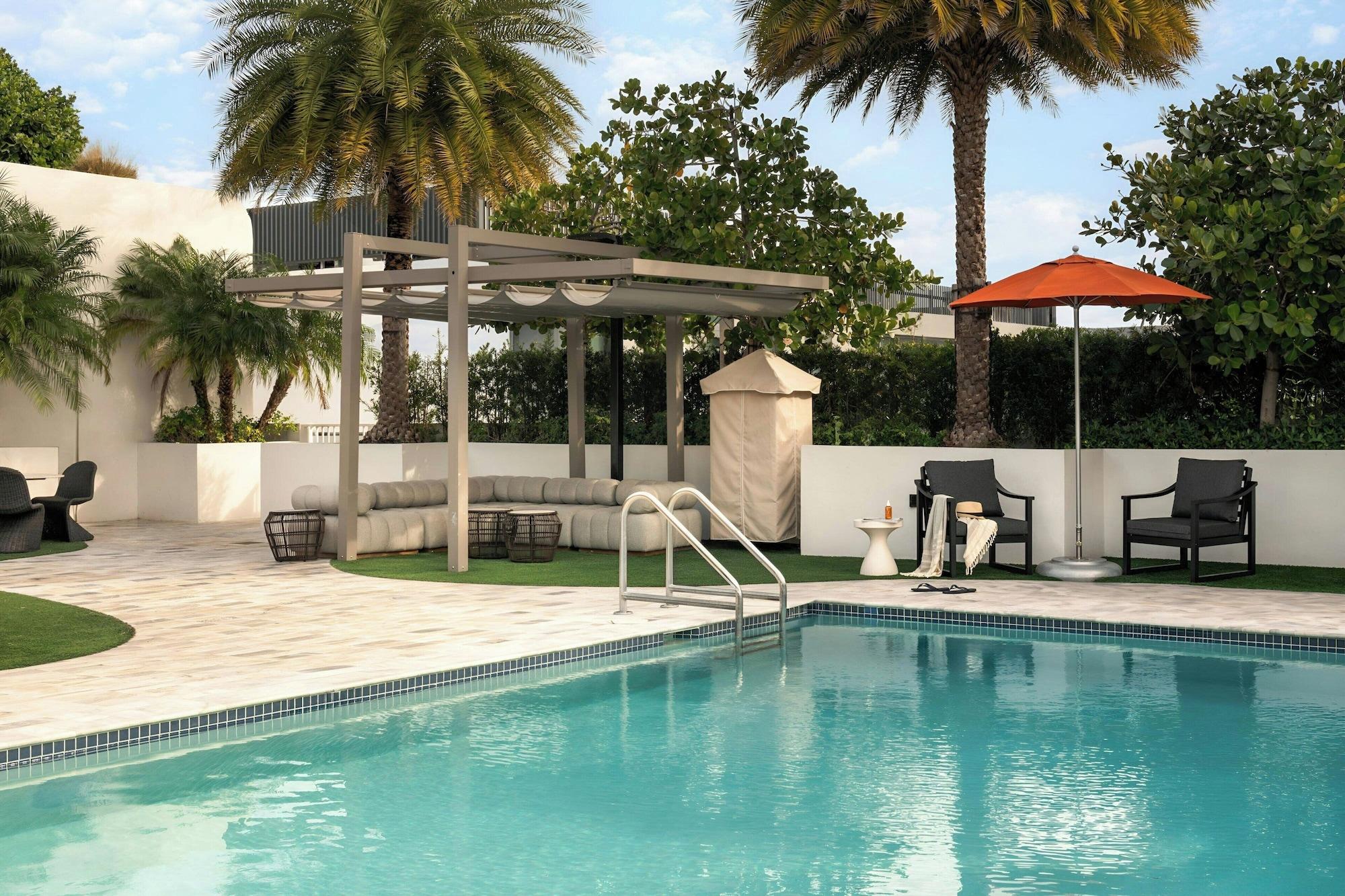 Vista Piscina Sonder by Marriott Bonvoy 17WEST Apartments