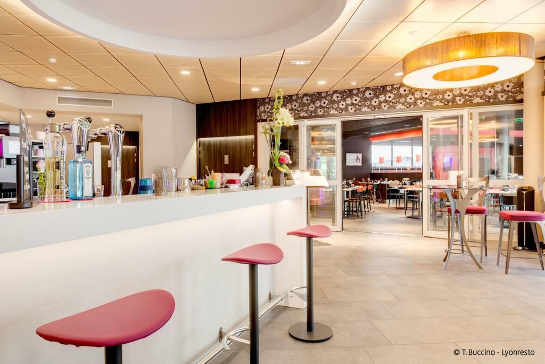 Bar/Salón Lyon Ouest by Arteloge