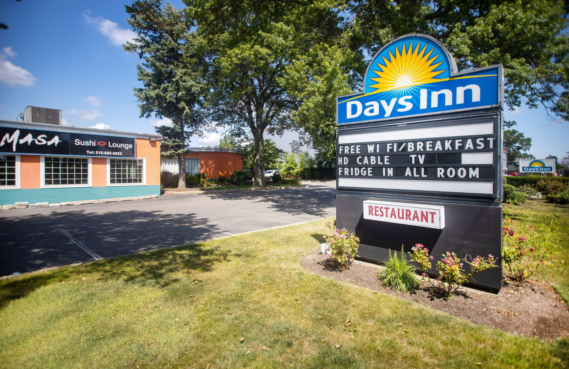 Vista Exterior Days Inn by Wyndham Hicksville Long Island