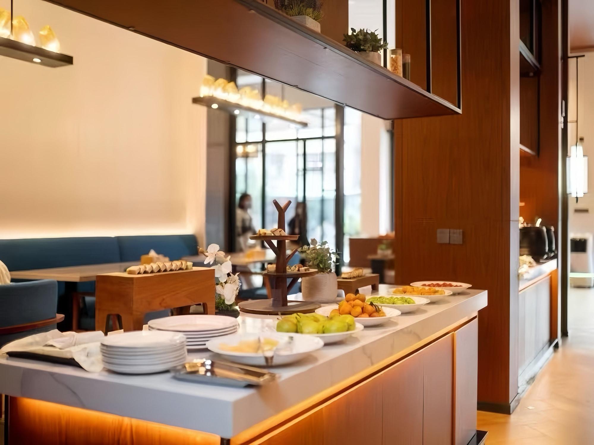 Restaurant Trendy Romantic Hotel Guangzhou Panyu Qiaonan Aoyuan Plaza Branch - Free Deliver Service to Canton Fair Complex During Canton Fair Period