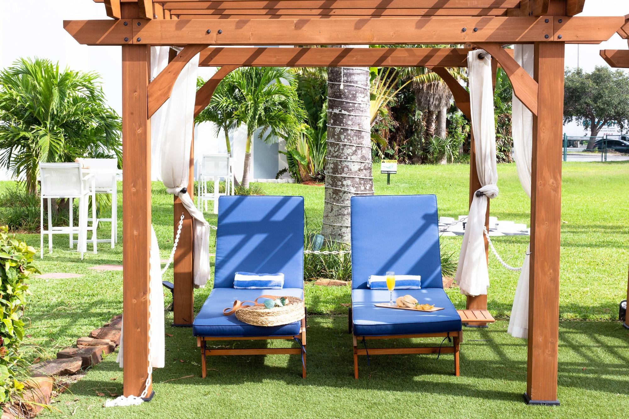 Vista Exterior Hilton Palm Beach PBI