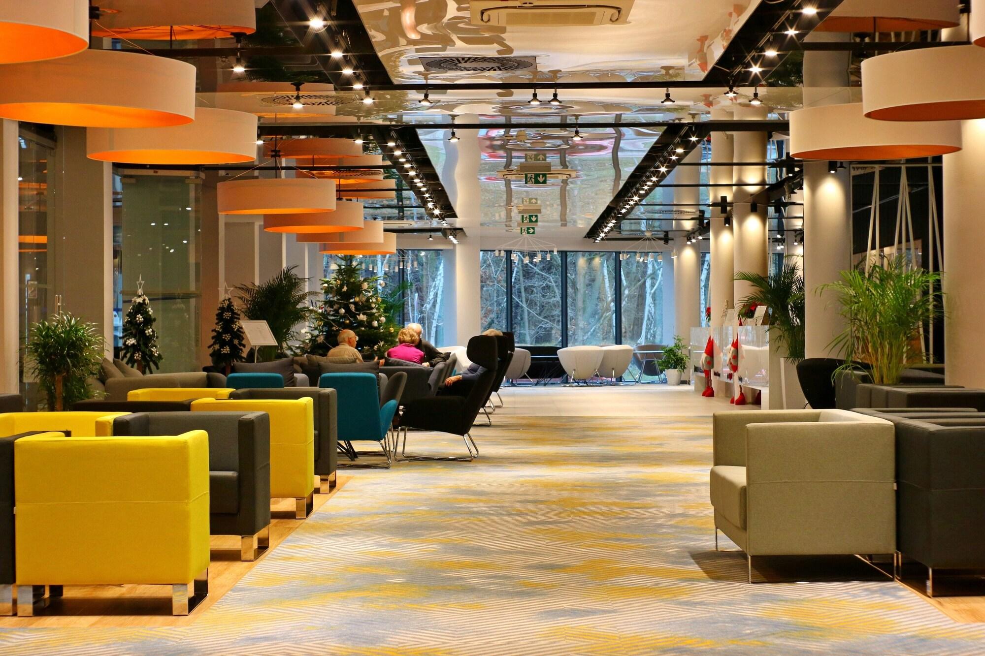 Vista Lobby Hamilton Conference Hotel Spa & Wellness