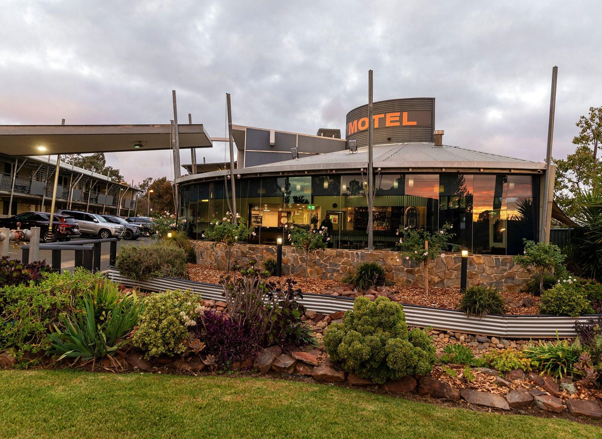 Vista Exterior Station Motel Parkes
