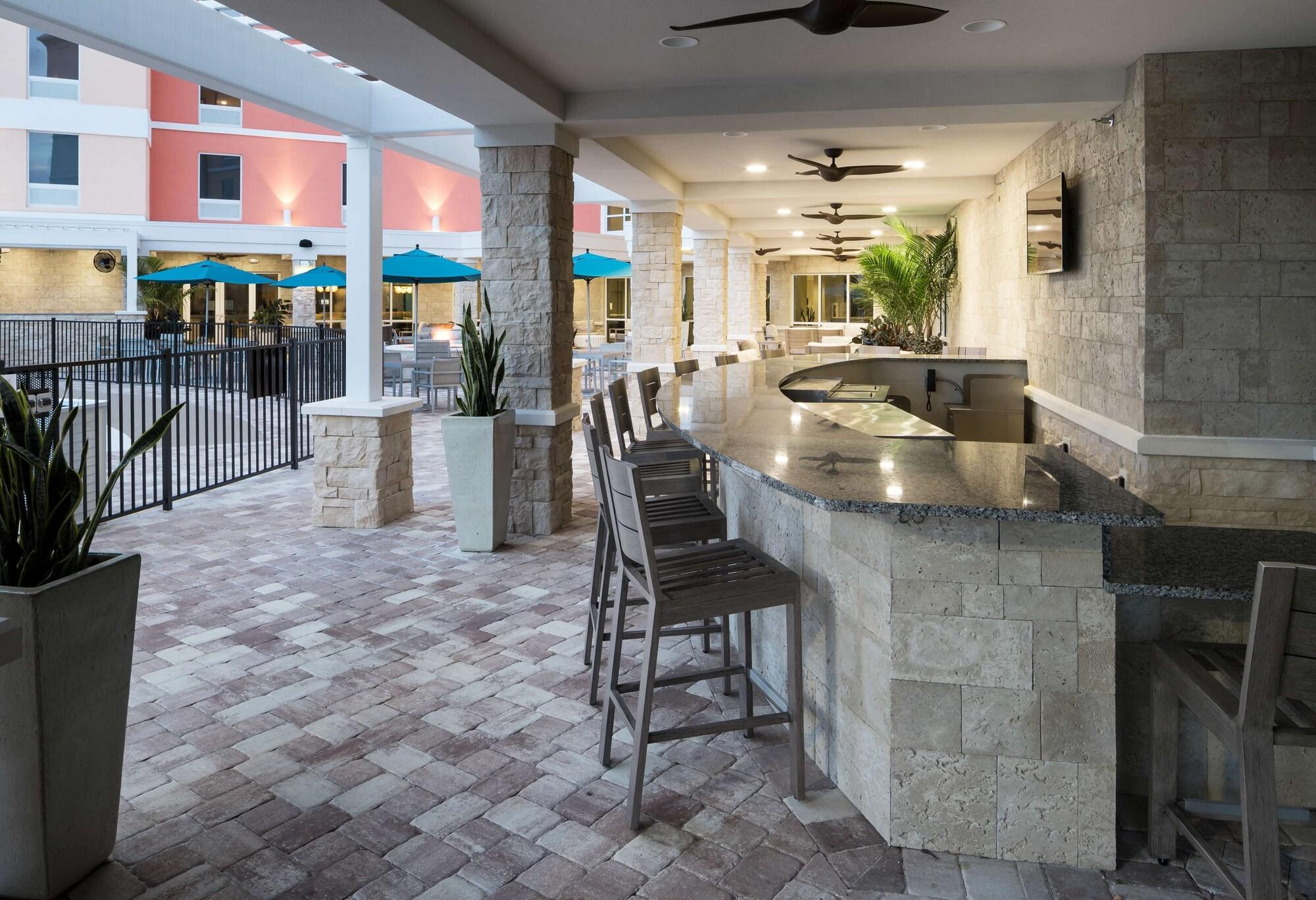 Bar/Salón Home2 Suites by Hilton Cape Canaveral Cruise Port, FL
