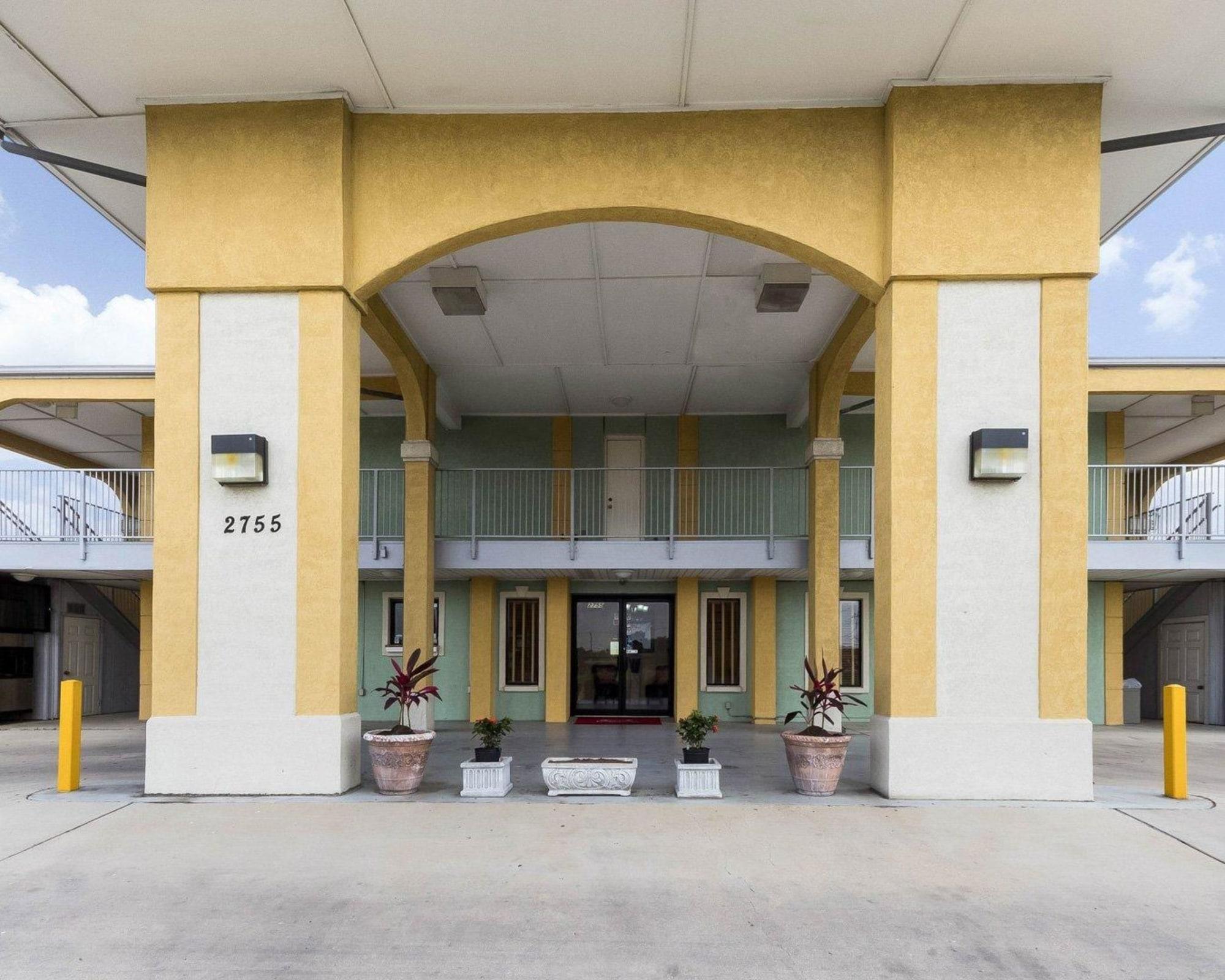 Varios Econo Lodge Inn & Suites Downtown Northeast near Fort Sam Houston