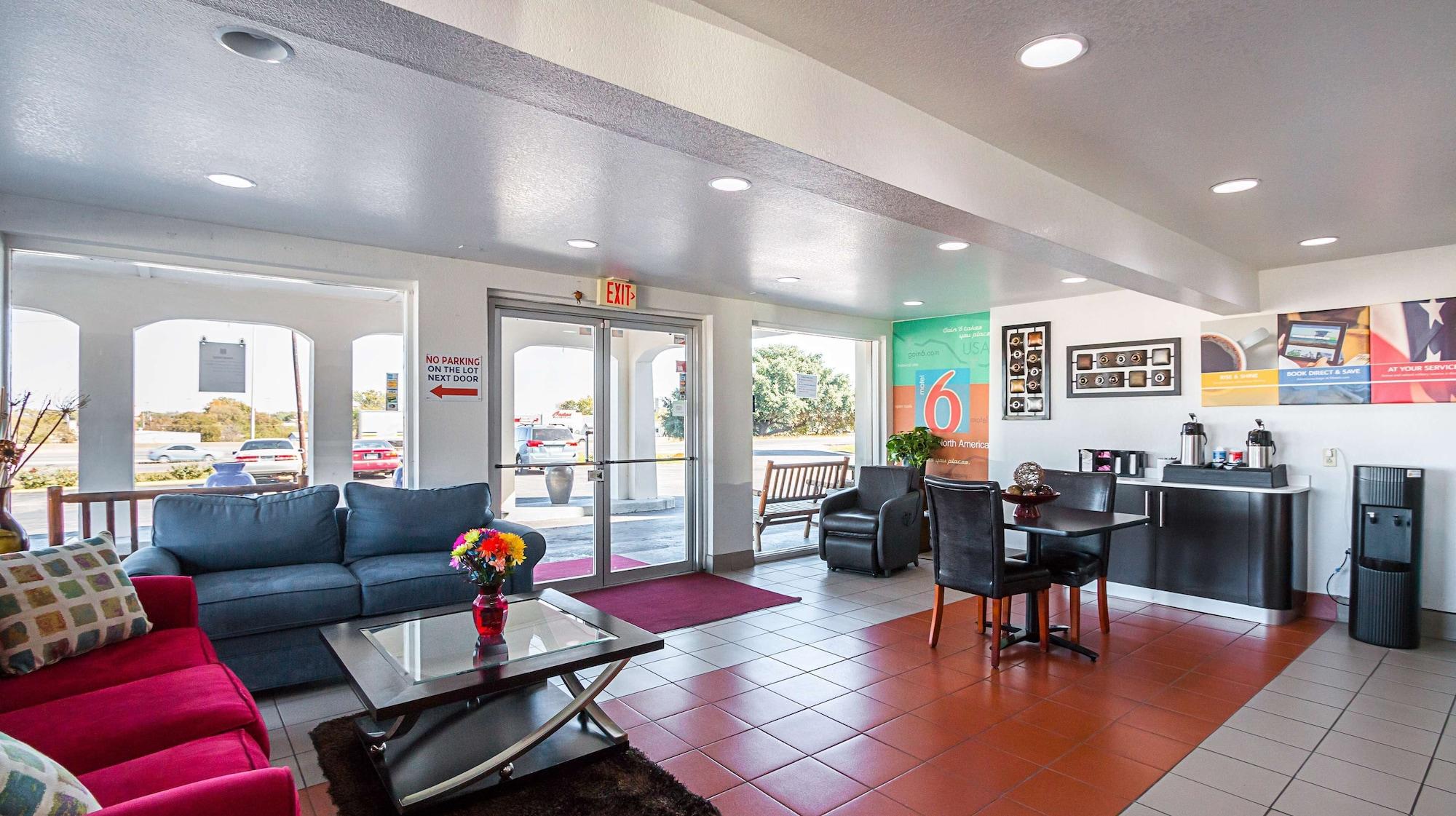 Vista Lobby Motel 6 Round Rock, TX