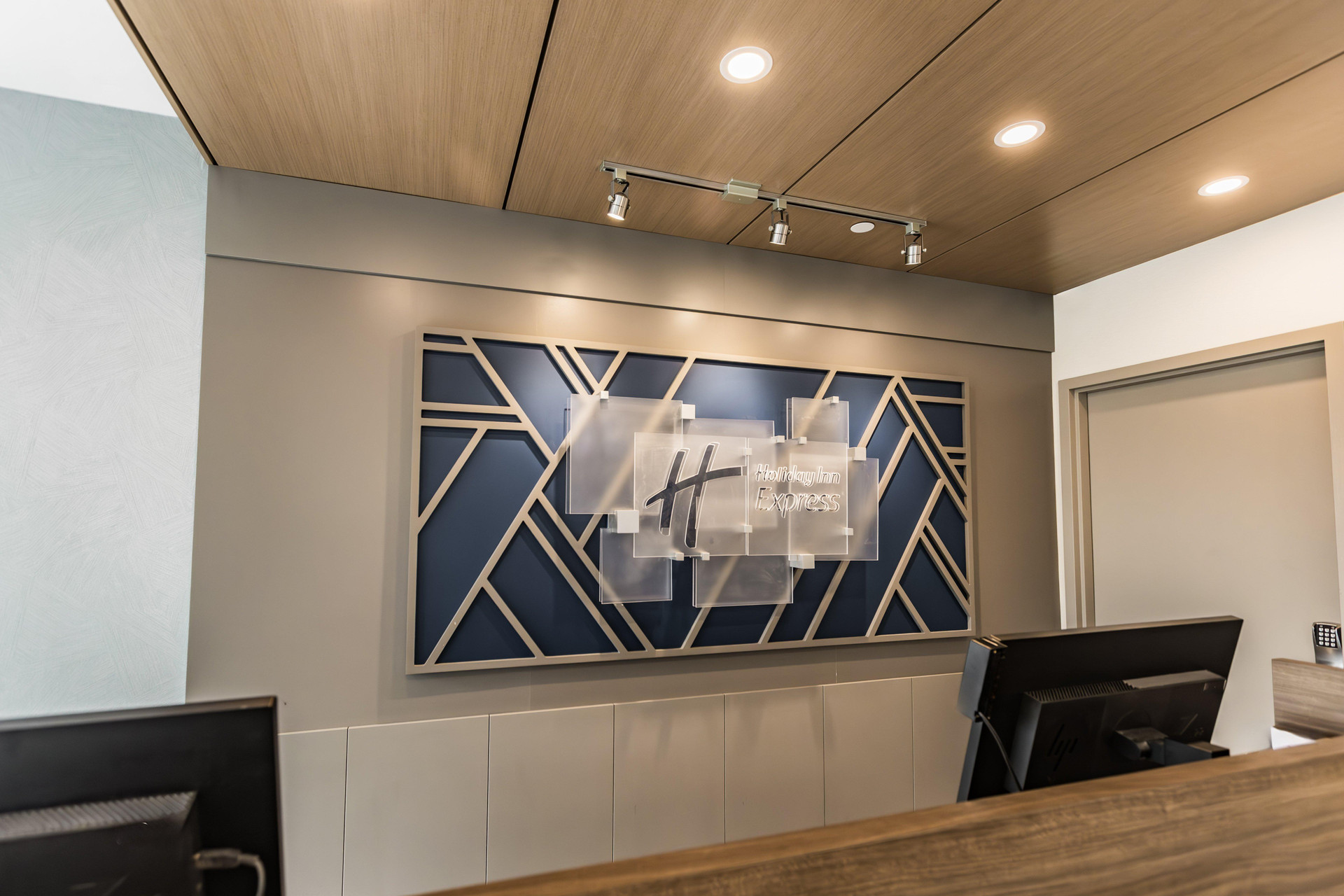 Vista Lobby Holiday Inn Express Toronto - North York by IHG