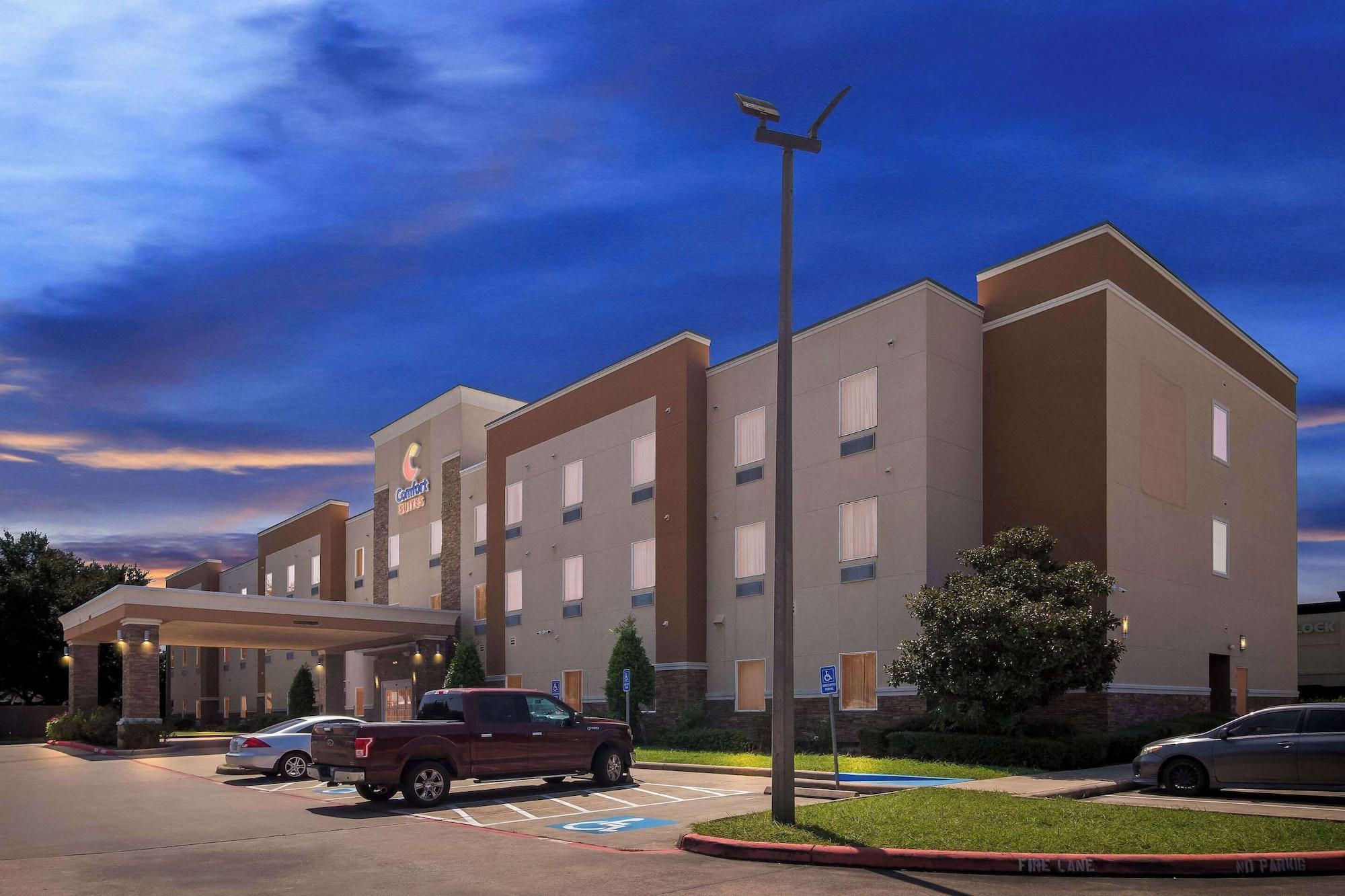 Vista Exterior Comfort Suites at Katy Mills