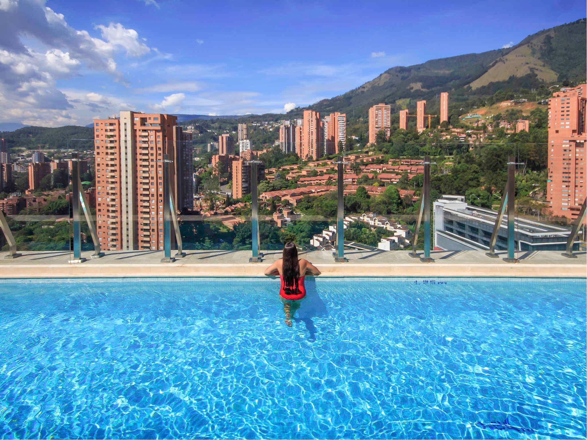 Vista Piscina Novotel Medellín El Tesoro