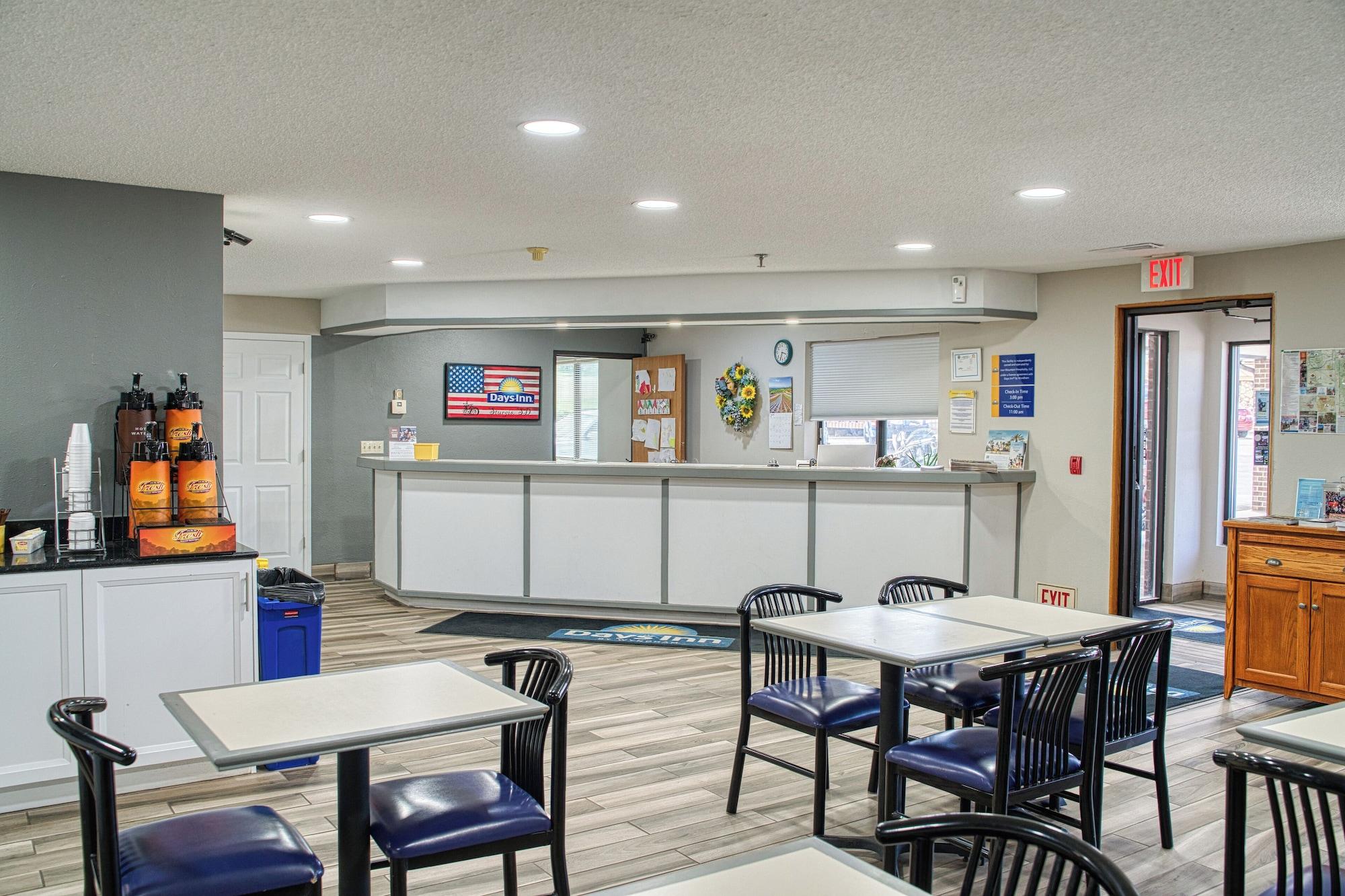 Vista Lobby Days Inn by Wyndham Sturgis