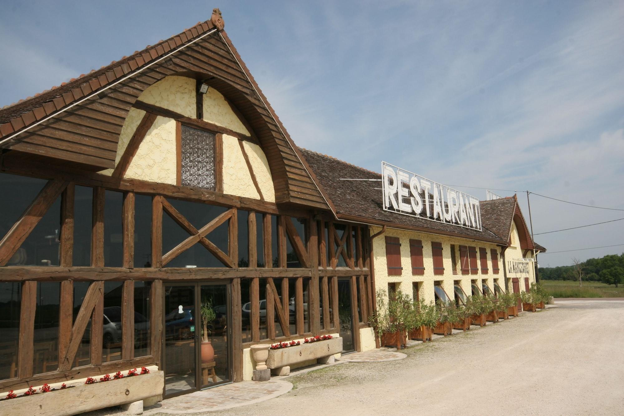 Vista Exterior Hôtel Restaurant La Mangeoire – Relais Paris Bâle
