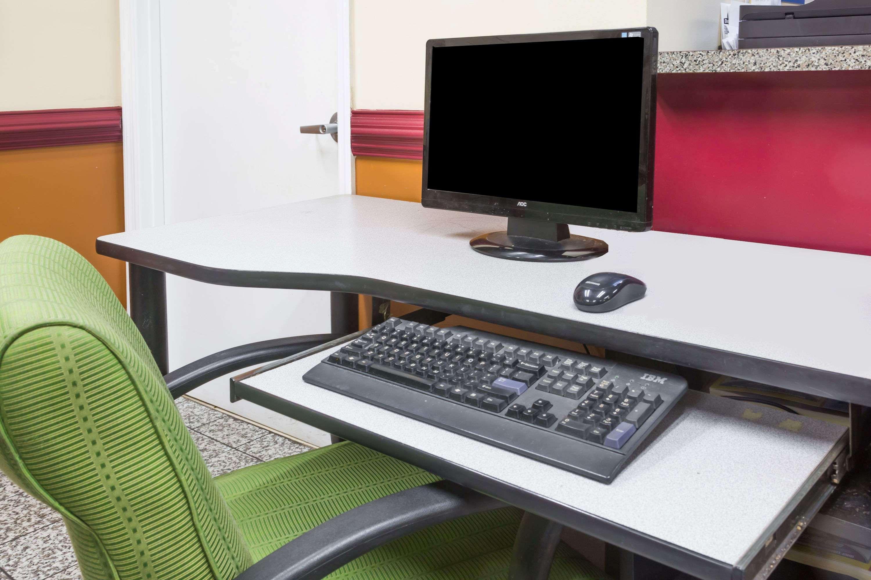 Centro de Negocios Days Inn & Suites by Wyndham Peachtree Corners