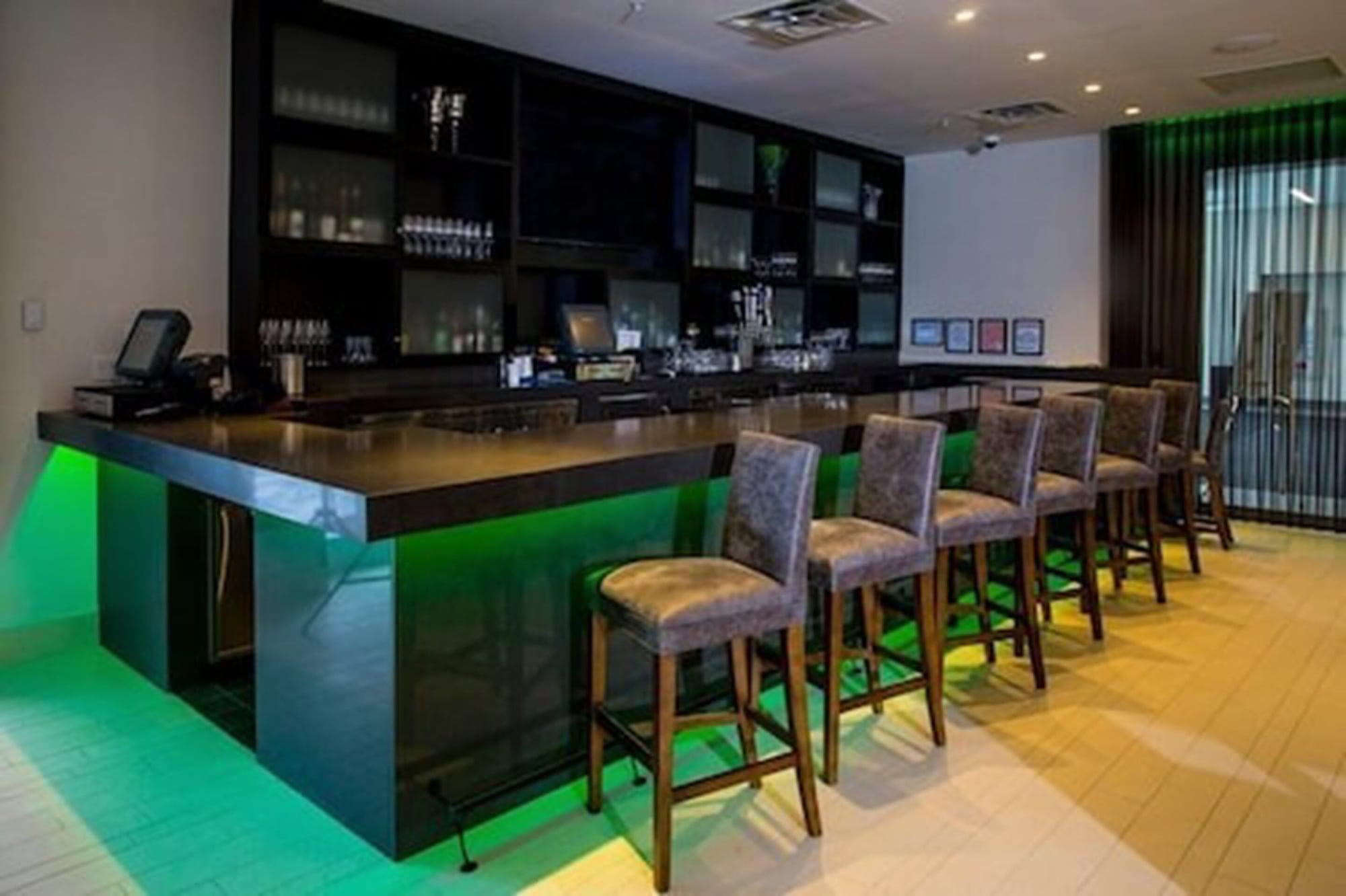 Bar/Salón Residence Inn New York The Bronx At Metro Center Atrium