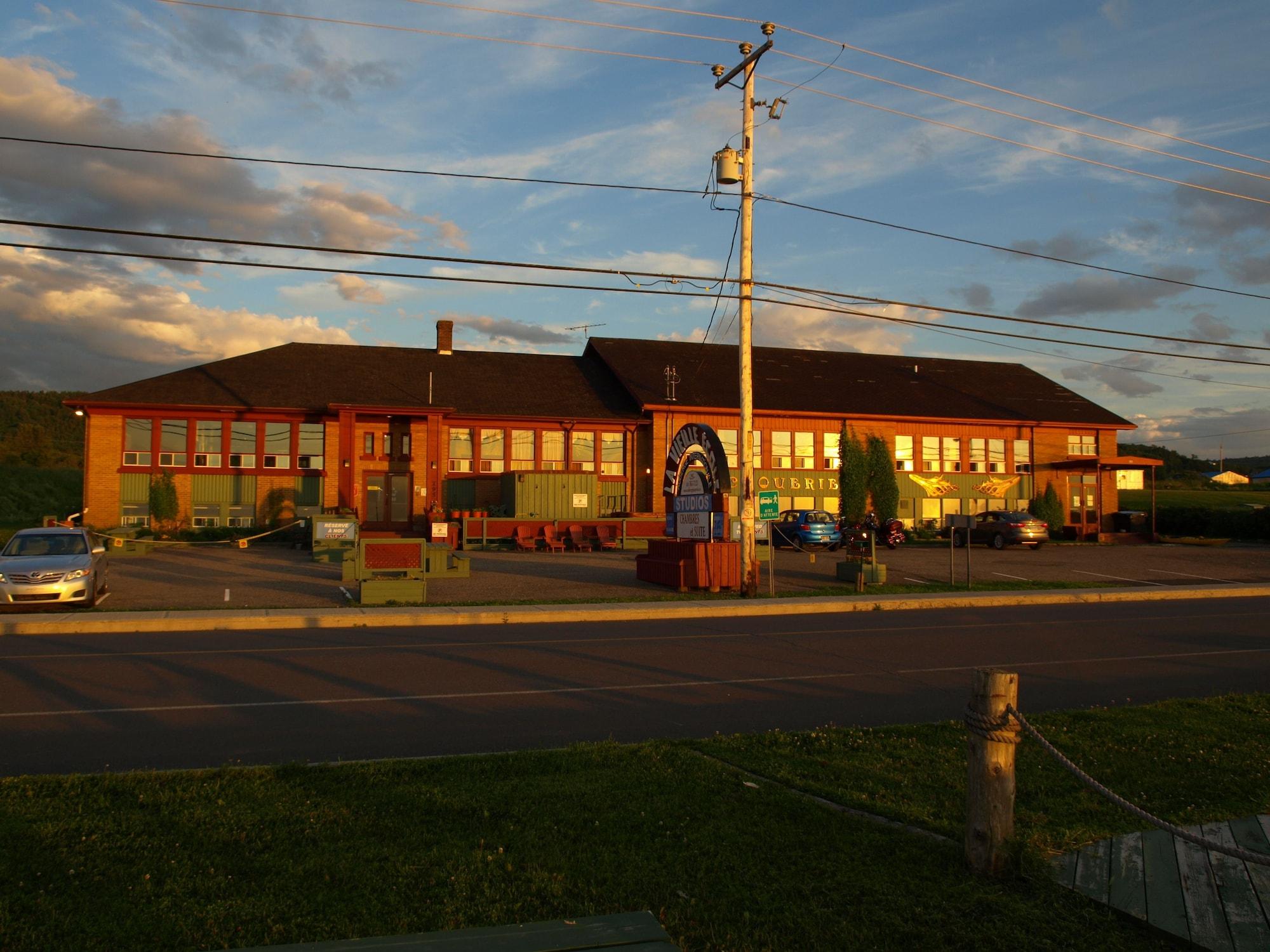 Varios Auberge Internationale La Vieille École