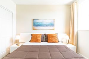 Alquiler Vacacional - Lovely 2/2 with king bed, Parking, Self Check In.